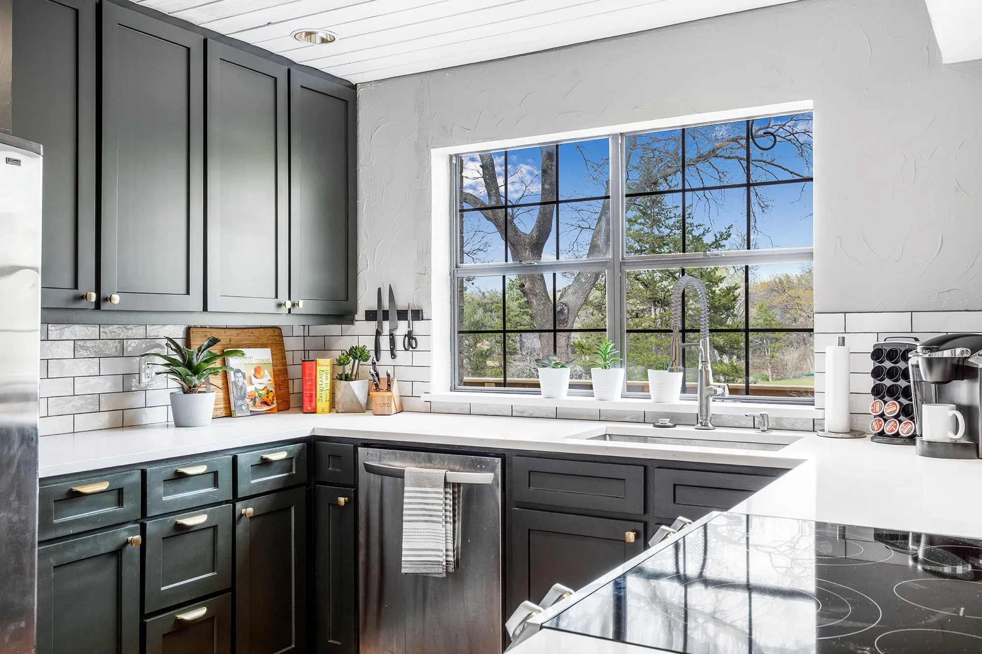 Single Family Residence For Sale in Rockwall County , 204 Sovereign Court, Rockwall, Texas 75032, 4 Bedroom, 4 Bathroom, 2 Garage spaces, 3,063 Sqft, built in 1984, mls#21296699, Real Estate Agent in Rockwall, Homes For Sale in Rockwall county, Homes For Sale in Rockwall, Realtor in Rockwall Texas, Real Estate Brokerage Independent Realty Texas, Luminita Cordes Realtor