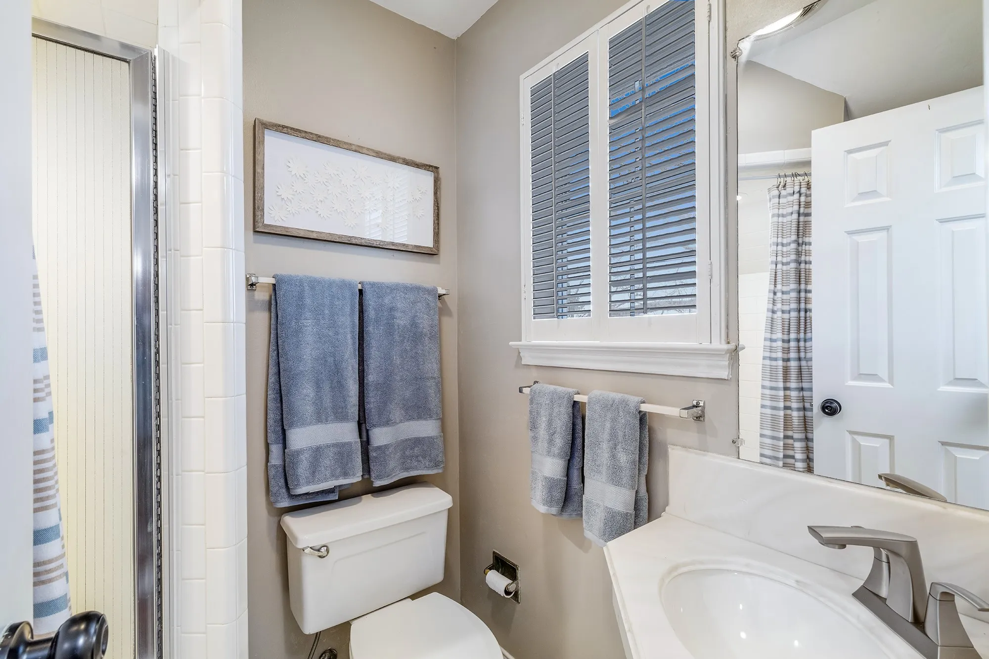 Single Family Residence For Sale in Rockwall County , 204 Sovereign Court, Rockwall, Texas 75032, 4 Bedroom, 4 Bathroom, 2 Garage spaces, 3,063 Sqft, built in 1984, mls#21296699, Real Estate Agent in Rockwall, Homes For Sale in Rockwall county, Homes For Sale in Rockwall, Realtor in Rockwall Texas, Real Estate Brokerage Independent Realty Texas, Luminita Cordes Realtor