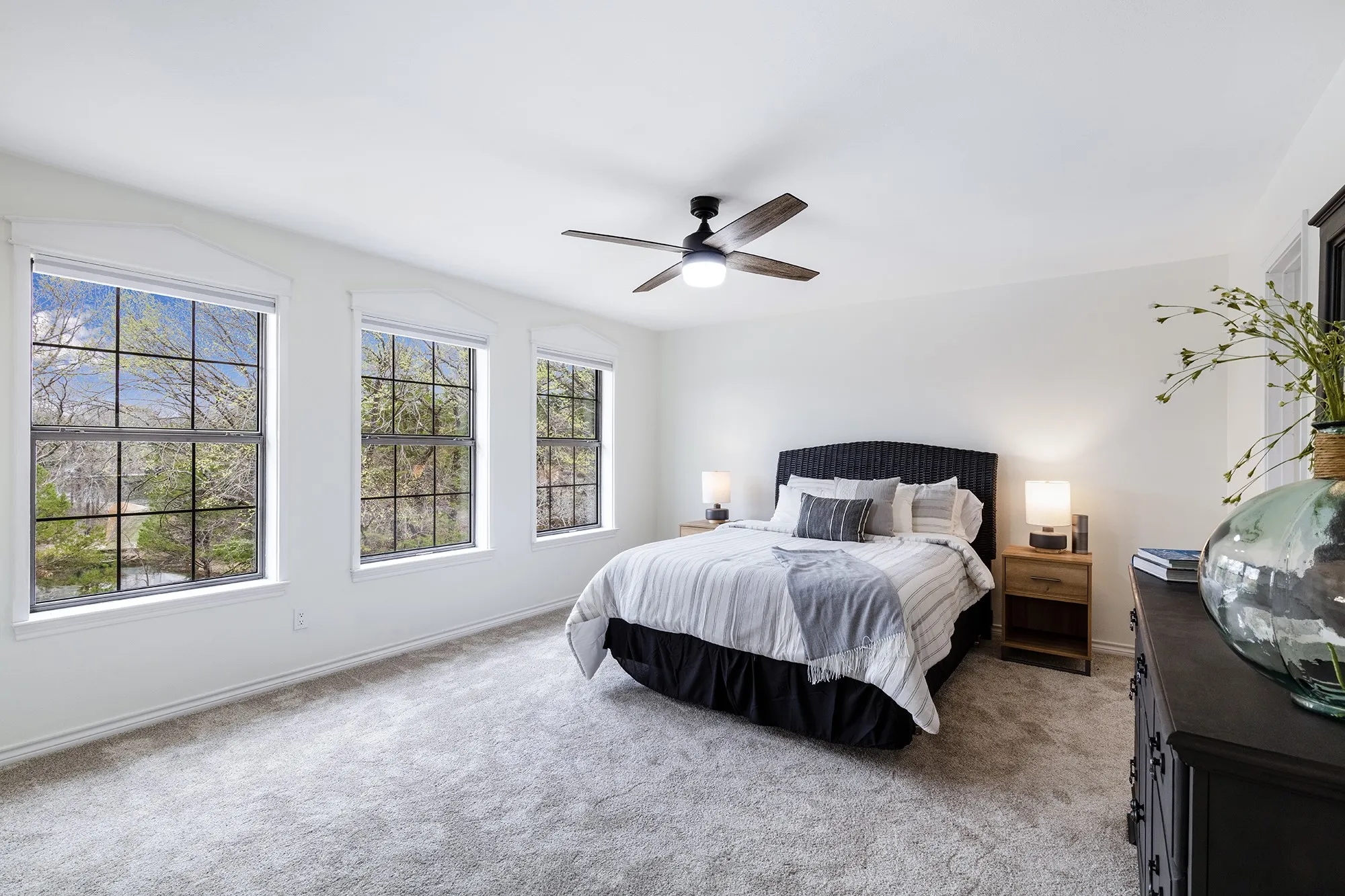 Single Family Residence For Sale in Rockwall County , 204 Sovereign Court, Rockwall, Texas 75032, 4 Bedroom, 4 Bathroom, 2 Garage spaces, 3,063 Sqft, built in 1984, mls#21296699, Real Estate Agent in Rockwall, Homes For Sale in Rockwall county, Homes For Sale in Rockwall, Realtor in Rockwall Texas, Real Estate Brokerage Independent Realty Texas, Luminita Cordes Realtor