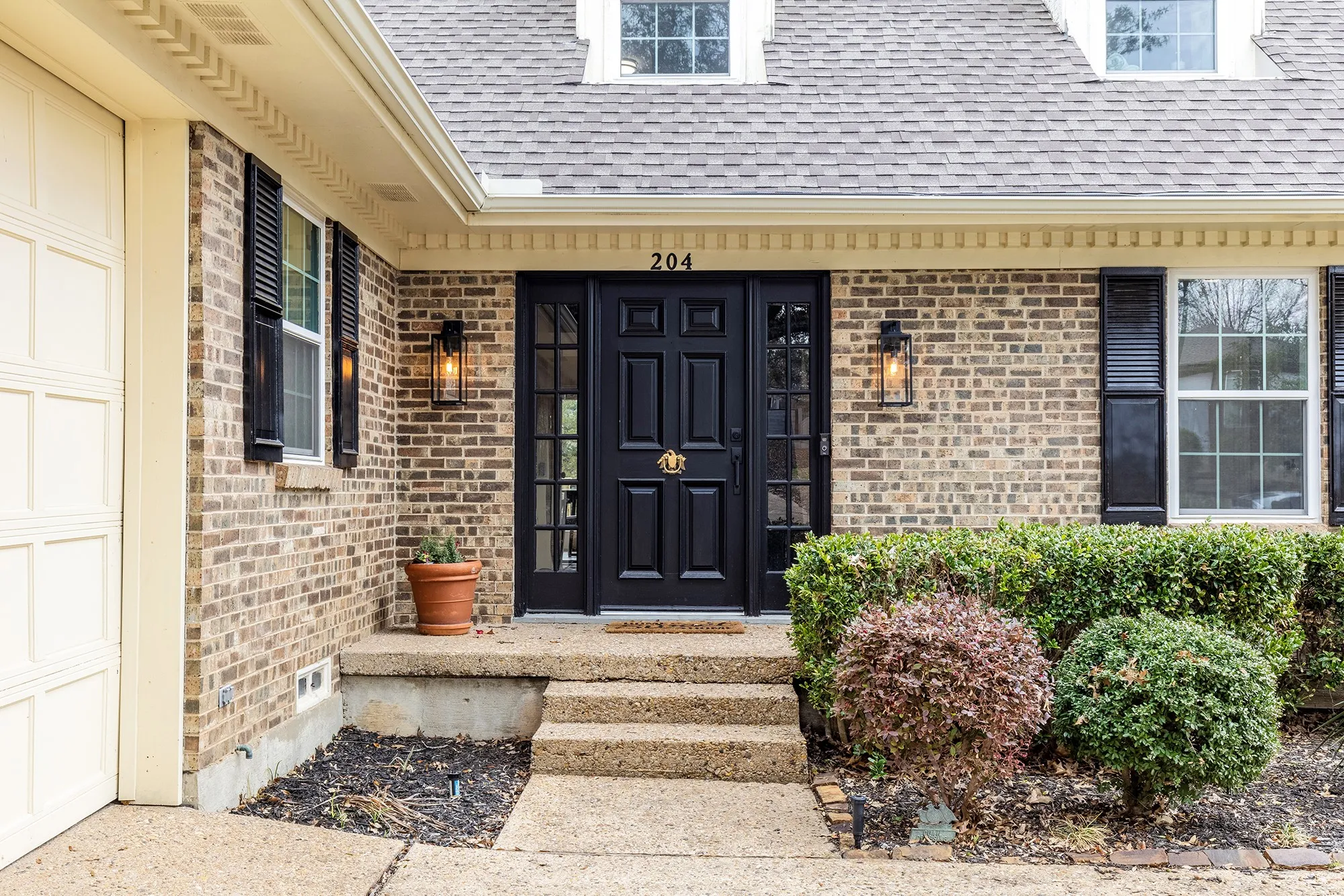 Single Family Residence For Sale in Rockwall County , 204 Sovereign Court, Rockwall, Texas 75032, 4 Bedroom, 4 Bathroom, 2 Garage spaces, 3,063 Sqft, built in 1984, mls#21296699, Real Estate Agent in Rockwall, Homes For Sale in Rockwall county, Homes For Sale in Rockwall, Realtor in Rockwall Texas, Real Estate Brokerage Independent Realty Texas, Luminita Cordes Realtor