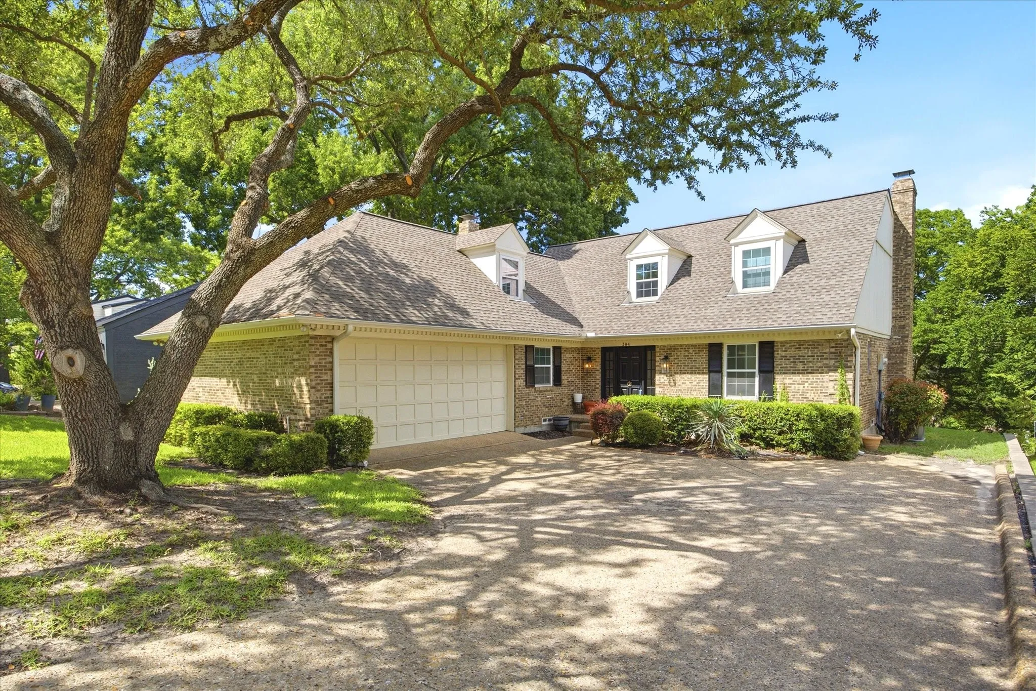 Single Family Residence For Sale in Rockwall County , 204 Sovereign Court, Rockwall, Texas 75032, 4 Bedroom, 4 Bathroom, 2 Garage spaces, 3,063 Sqft, built in 1984, mls#21296699, Real Estate Agent in Rockwall, Homes For Sale in Rockwall county, Homes For Sale in Rockwall, Realtor in Rockwall Texas, Real Estate Brokerage Independent Realty Texas, Luminita Cordes Realtor