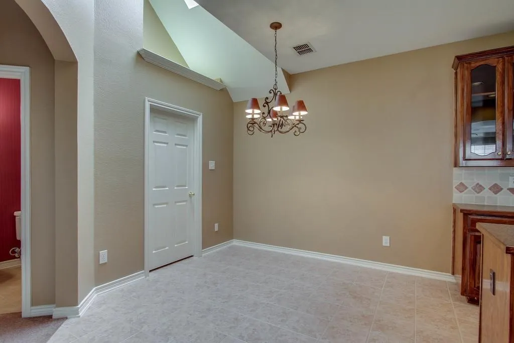 Single Family Residence For Rent in Dallas County , 224 Heatherwood Drive, Irving, Texas 75063, 3 Bedrooms, 3 Bathrooms, 2 Garage spaces, 2,252 Sqft, built in 1997, Price $2,995, mls#21299383, Real Estate Agent in Irving, Homes For Rent in Dallas county, Homes For Rent in Irving, Realtor in Irving Texas, Real Estate Brokerage Independent Realty Texas, Luminita Cordes Realtor