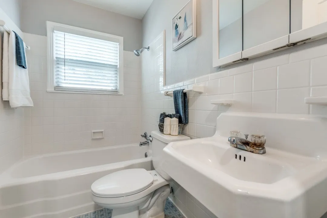 Single Family Residence For Rent in Dallas County , 2736 Rolinda Drive, Dallas, Texas 75211, 3 Bedroom, 2 Bathroom, 2 Garage spaces, 1,250 Sqft, built in 1952, mls#21300138, Real Estate Agent in Dallas, Homes For Rent in Dallas county, Homes For Rent in Dallas, Realtor in Dallas Texas, Real Estate Brokerage Independent Realty Texas, Luminita Cordes Realtor