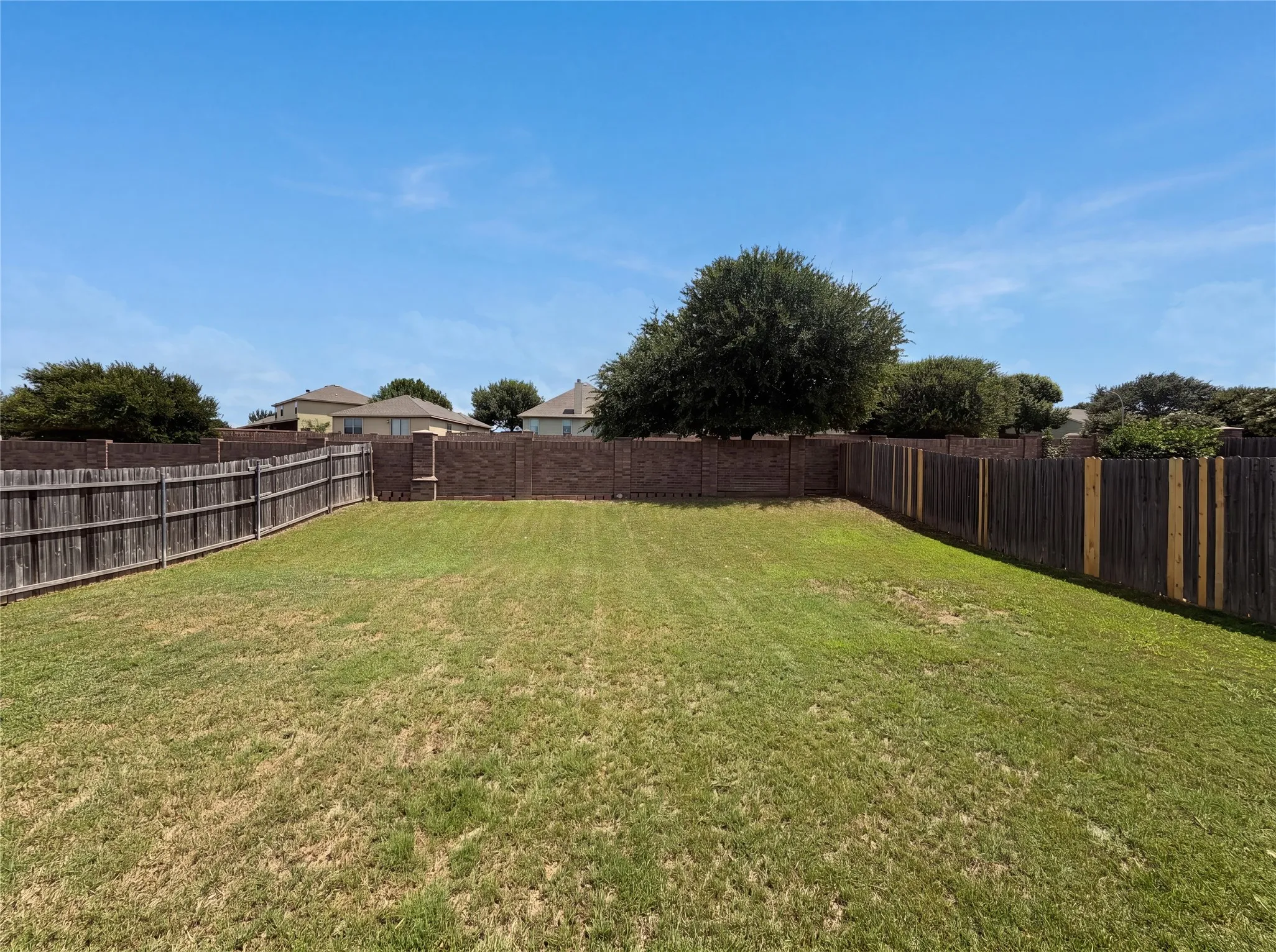 Single Family Residence For Sale in Tarrant County , 773 San Felipe Trail, Fort Worth, Texas 76052, 4 Bedroom, 3 Bathroom, 2 Garage spaces, 2,444 Sqft, built in 2007, mls#21300100, Real Estate Agent in Fort Worth, Homes For Sale in Tarrant county, Homes For Sale in Fort Worth, Realtor in Fort Worth Texas, Real Estate Brokerage Independent Realty Texas, Luminita Cordes Realtor