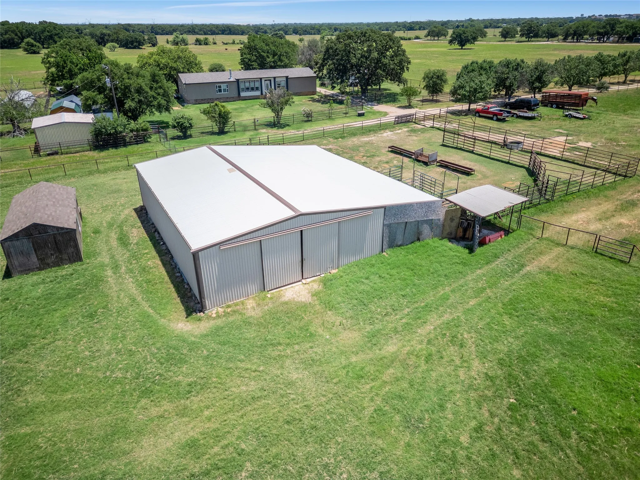 40x60 metal barn with electric, heavy-duty cattle pens were used with rodeo bulls