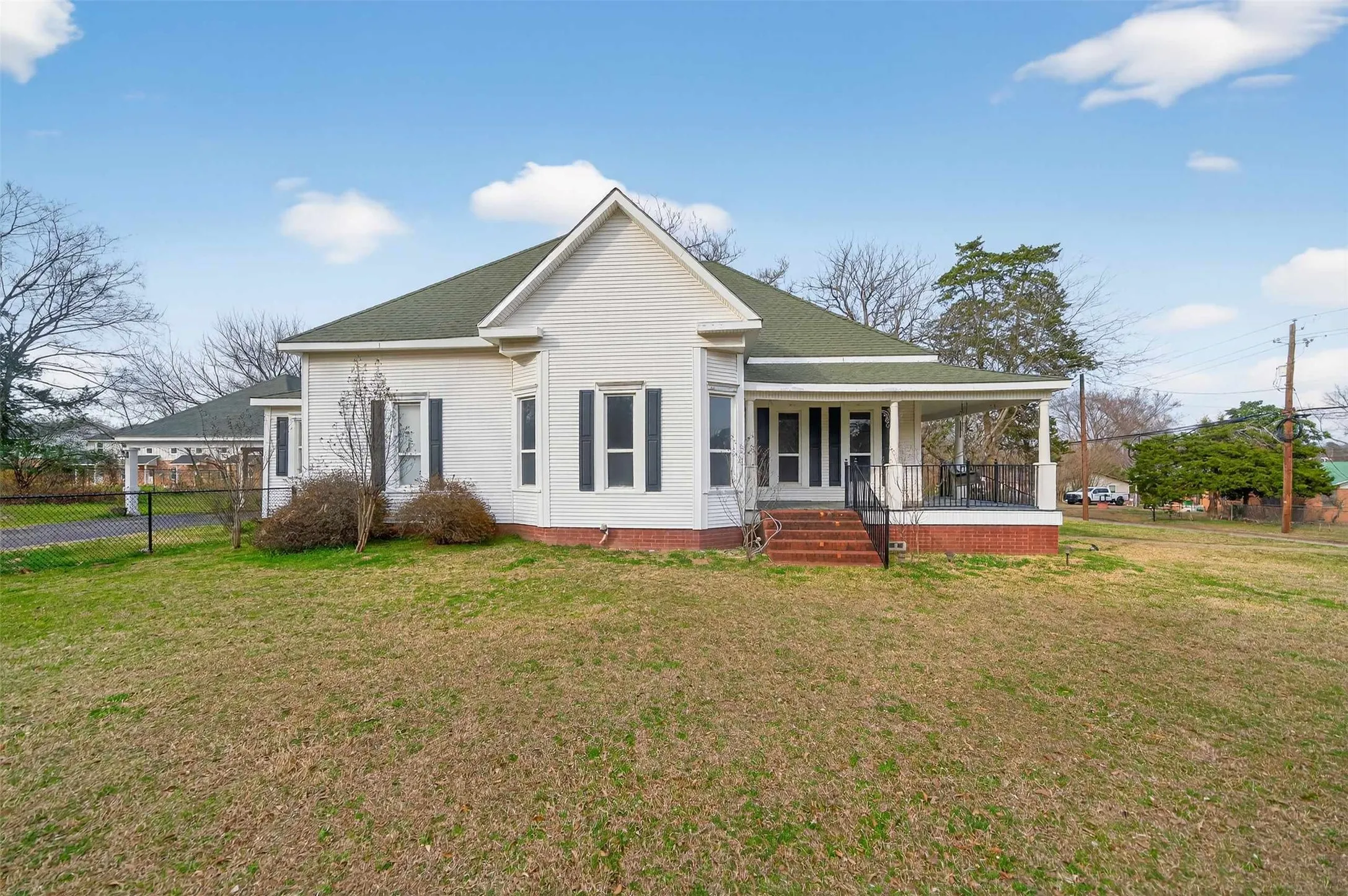 Single Family Residence For Sale in Smith County , 517 S Boyd Street, Lindale, Texas 75771, 2 Bedroom, 3 Bathroom, Garage spaces, 2,200 Sqft, built in 1910, Price $277,000, mls#21300167, Real Estate Agent in Lindale, Homes For Sale in Smith county, Homes For Sale in Lindale, Realtor in Lindale Texas, Real Estate Brokerage Independent Realty Texas, Luminita Cordes Realtor