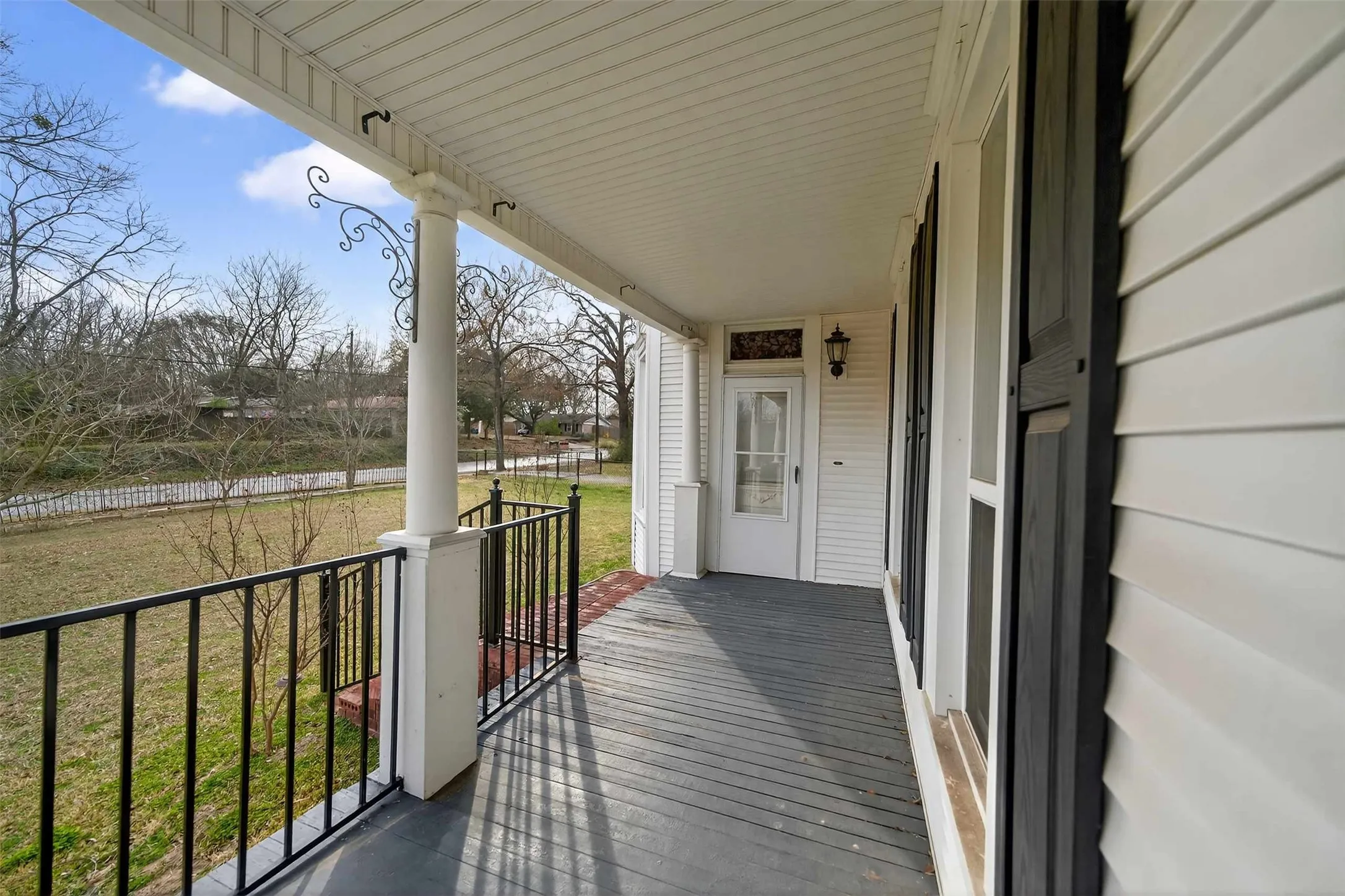 Single Family Residence For Sale in Smith County , 517 S Boyd Street, Lindale, Texas 75771, 2 Bedroom, 3 Bathroom, Garage spaces, 2,200 Sqft, built in 1910, Price $277,000, mls#21300167, Real Estate Agent in Lindale, Homes For Sale in Smith county, Homes For Sale in Lindale, Realtor in Lindale Texas, Real Estate Brokerage Independent Realty Texas, Luminita Cordes Realtor