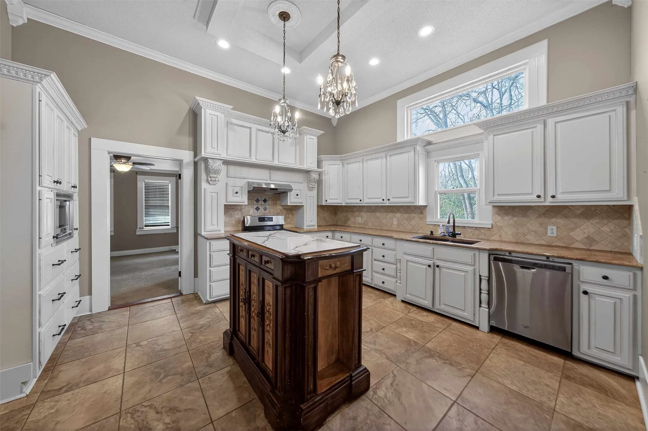 Single Family Residence For Sale in Smith County , 517 S Boyd Street, Lindale, Texas 75771, 2 Bedroom, 3 Bathroom, Garage spaces, 2,200 Sqft, built in 1910, Price $277,000, mls#21300167, Real Estate Agent in Lindale, Homes For Sale in Smith county, Homes For Sale in Lindale, Realtor in Lindale Texas, Real Estate Brokerage Independent Realty Texas, Luminita Cordes Realtor