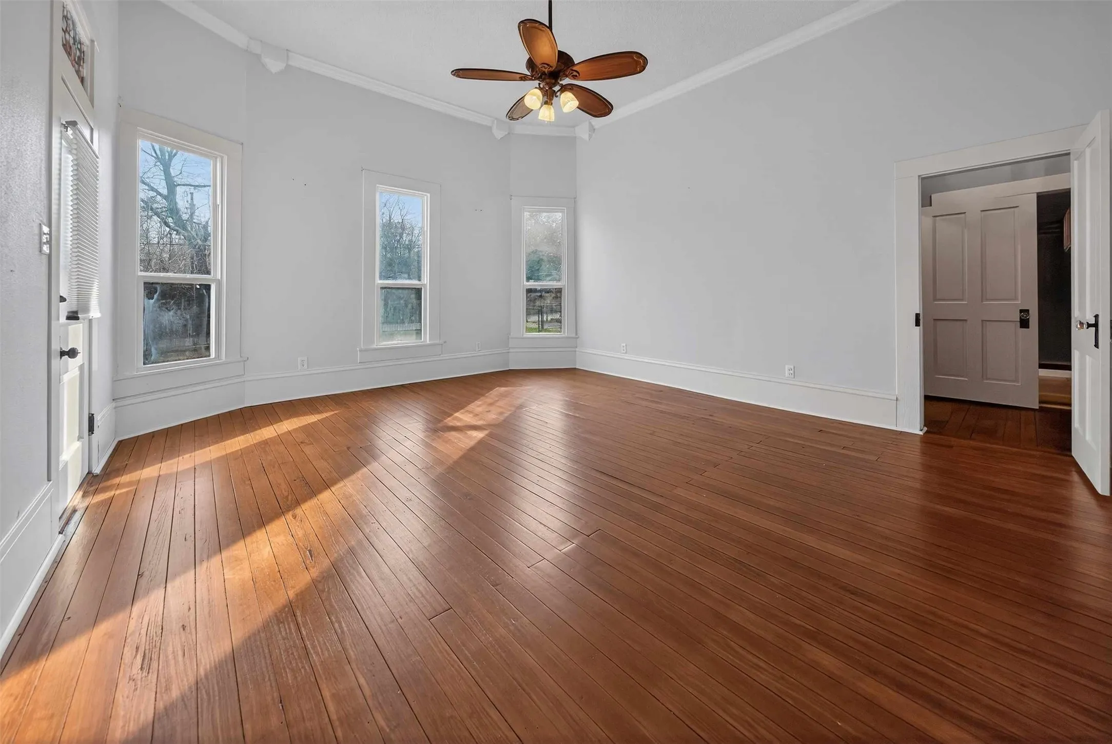 Single Family Residence For Sale in Smith County , 517 S Boyd Street, Lindale, Texas 75771, 2 Bedroom, 3 Bathroom, Garage spaces, 2,200 Sqft, built in 1910, Price $277,000, mls#21300167, Real Estate Agent in Lindale, Homes For Sale in Smith county, Homes For Sale in Lindale, Realtor in Lindale Texas, Real Estate Brokerage Independent Realty Texas, Luminita Cordes Realtor