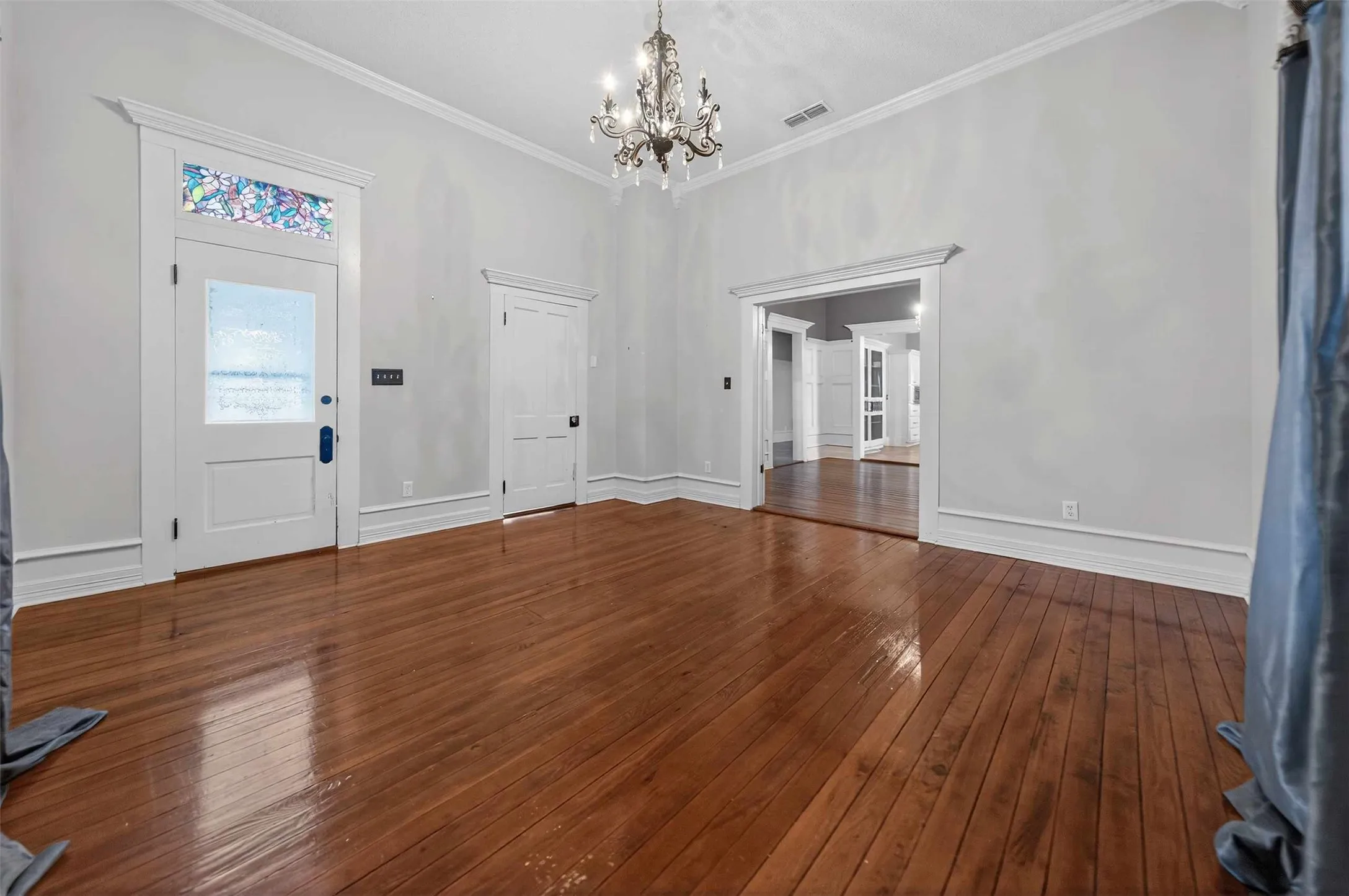 Single Family Residence For Sale in Smith County , 517 S Boyd Street, Lindale, Texas 75771, 2 Bedroom, 3 Bathroom, Garage spaces, 2,200 Sqft, built in 1910, Price $277,000, mls#21300167, Real Estate Agent in Lindale, Homes For Sale in Smith county, Homes For Sale in Lindale, Realtor in Lindale Texas, Real Estate Brokerage Independent Realty Texas, Luminita Cordes Realtor