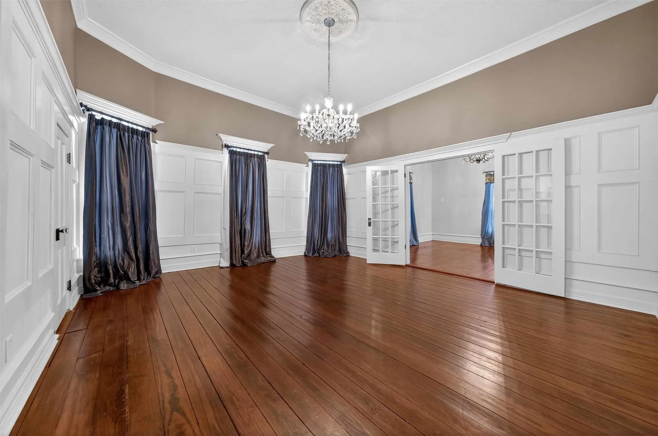 Single Family Residence For Sale in Smith County , 517 S Boyd Street, Lindale, Texas 75771, 2 Bedroom, 3 Bathroom, Garage spaces, 2,200 Sqft, built in 1910, Price $277,000, mls#21300167, Real Estate Agent in Lindale, Homes For Sale in Smith county, Homes For Sale in Lindale, Realtor in Lindale Texas, Real Estate Brokerage Independent Realty Texas, Luminita Cordes Realtor