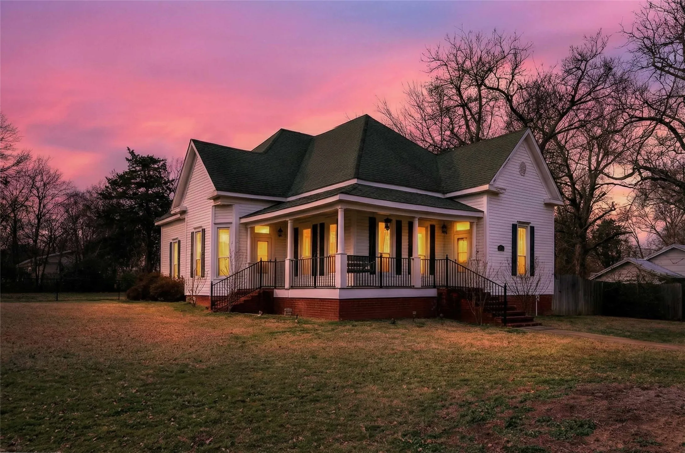 Single Family Residence For Sale in Smith County , 517 S Boyd Street, Lindale, Texas 75771, 2 Bedroom, 3 Bathroom, Garage spaces, 2,200 Sqft, built in 1910, Price $277,000, mls#21300167, Real Estate Agent in Lindale, Homes For Sale in Smith county, Homes For Sale in Lindale, Realtor in Lindale Texas, Real Estate Brokerage Independent Realty Texas, Luminita Cordes Realtor