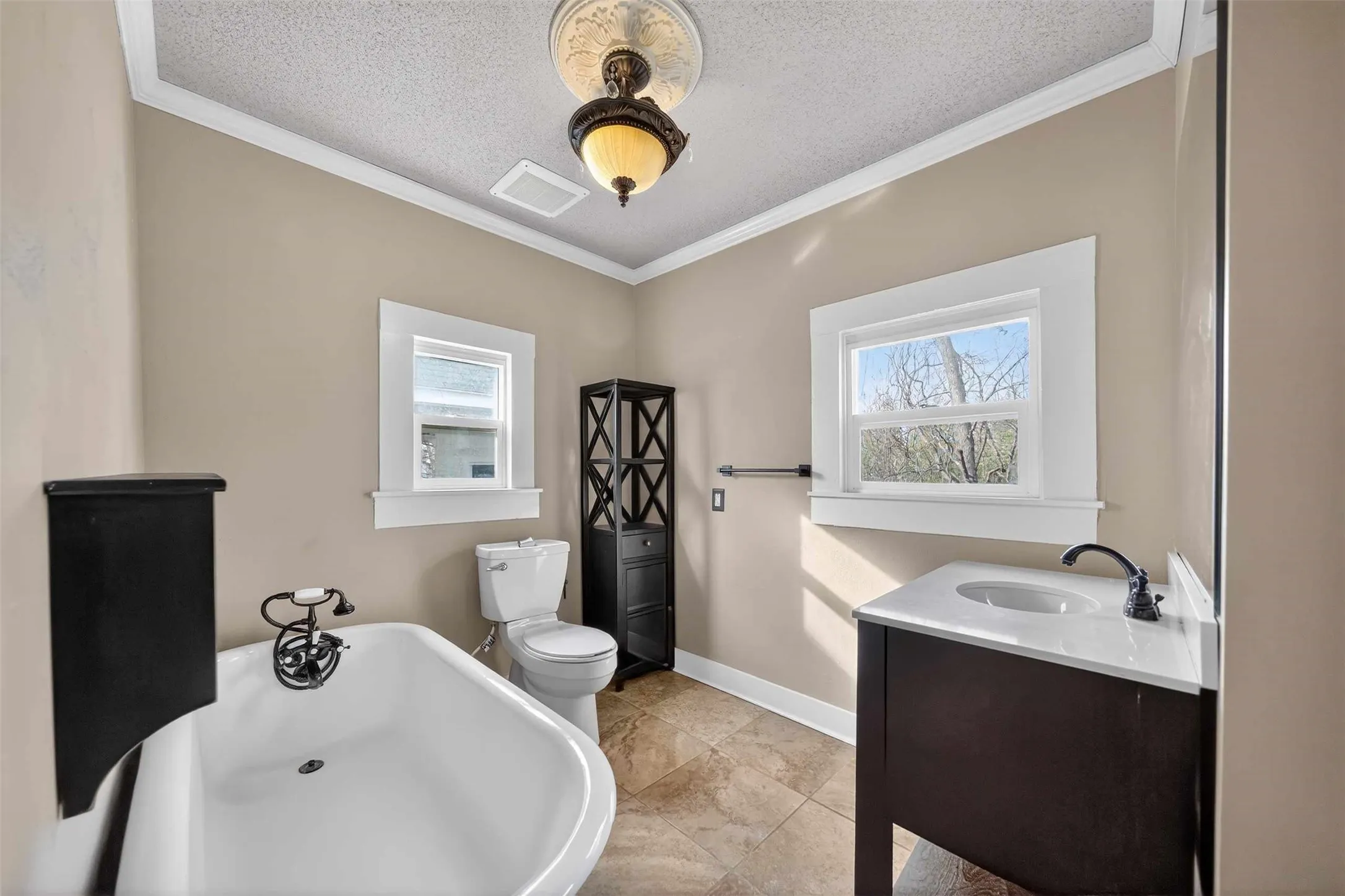 Single Family Residence For Sale in Smith County , 517 S Boyd Street, Lindale, Texas 75771, 2 Bedroom, 3 Bathroom, Garage spaces, 2,200 Sqft, built in 1910, Price $277,000, mls#21300167, Real Estate Agent in Lindale, Homes For Sale in Smith county, Homes For Sale in Lindale, Realtor in Lindale Texas, Real Estate Brokerage Independent Realty Texas, Luminita Cordes Realtor