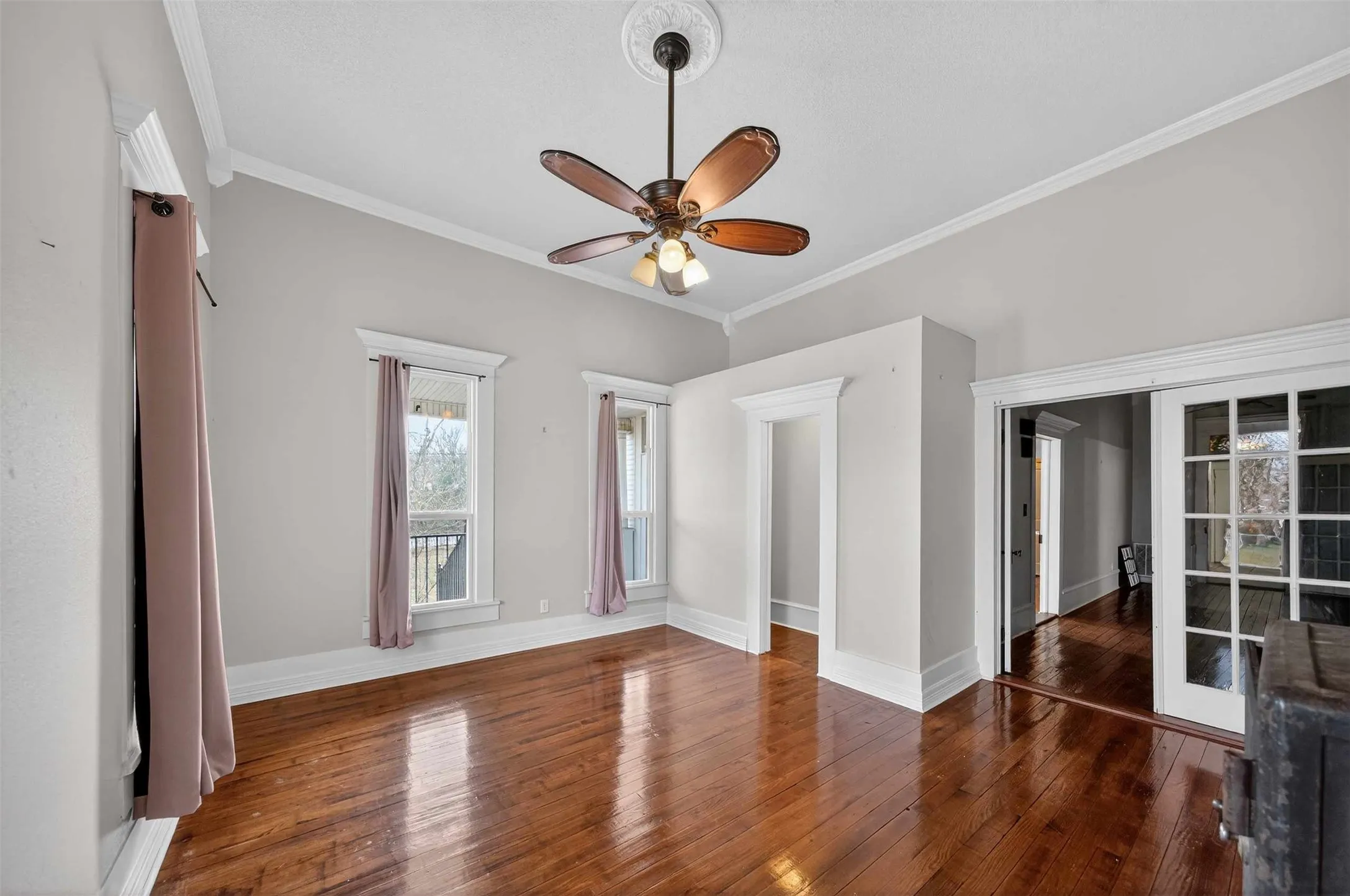 Single Family Residence For Sale in Smith County , 517 S Boyd Street, Lindale, Texas 75771, 2 Bedroom, 3 Bathroom, Garage spaces, 2,200 Sqft, built in 1910, Price $277,000, mls#21300167, Real Estate Agent in Lindale, Homes For Sale in Smith county, Homes For Sale in Lindale, Realtor in Lindale Texas, Real Estate Brokerage Independent Realty Texas, Luminita Cordes Realtor