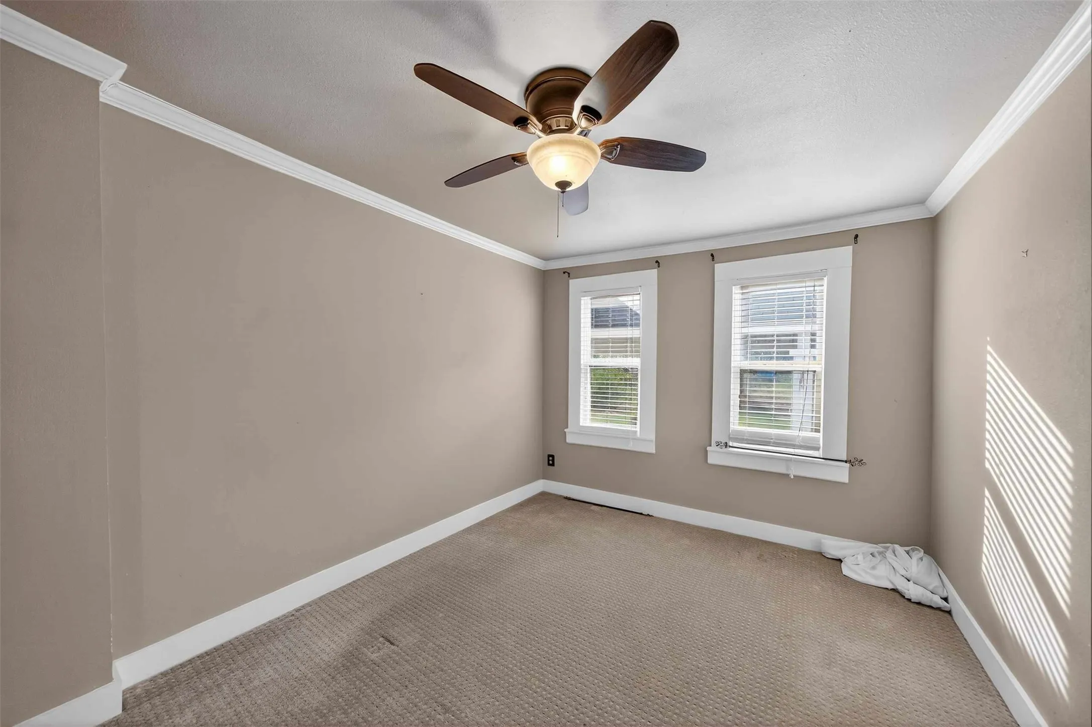 Single Family Residence For Sale in Smith County , 517 S Boyd Street, Lindale, Texas 75771, 2 Bedroom, 3 Bathroom, Garage spaces, 2,200 Sqft, built in 1910, Price $277,000, mls#21300167, Real Estate Agent in Lindale, Homes For Sale in Smith county, Homes For Sale in Lindale, Realtor in Lindale Texas, Real Estate Brokerage Independent Realty Texas, Luminita Cordes Realtor