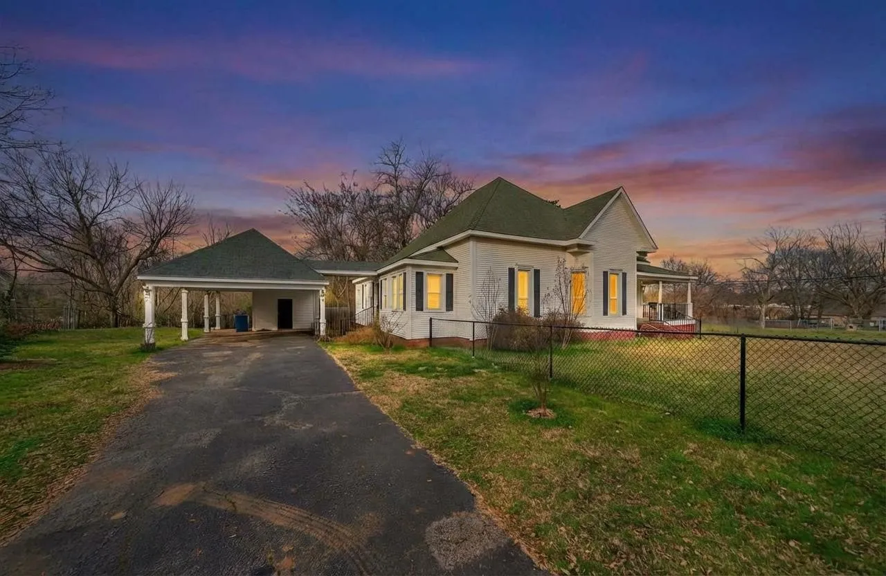 Single Family Residence For Sale in Smith County , 517 S Boyd Street, Lindale, Texas 75771, 2 Bedroom, 3 Bathroom, Garage spaces, 2,200 Sqft, built in 1910, Price $277,000, mls#21300167, Real Estate Agent in Lindale, Homes For Sale in Smith county, Homes For Sale in Lindale, Realtor in Lindale Texas, Real Estate Brokerage Independent Realty Texas, Luminita Cordes Realtor