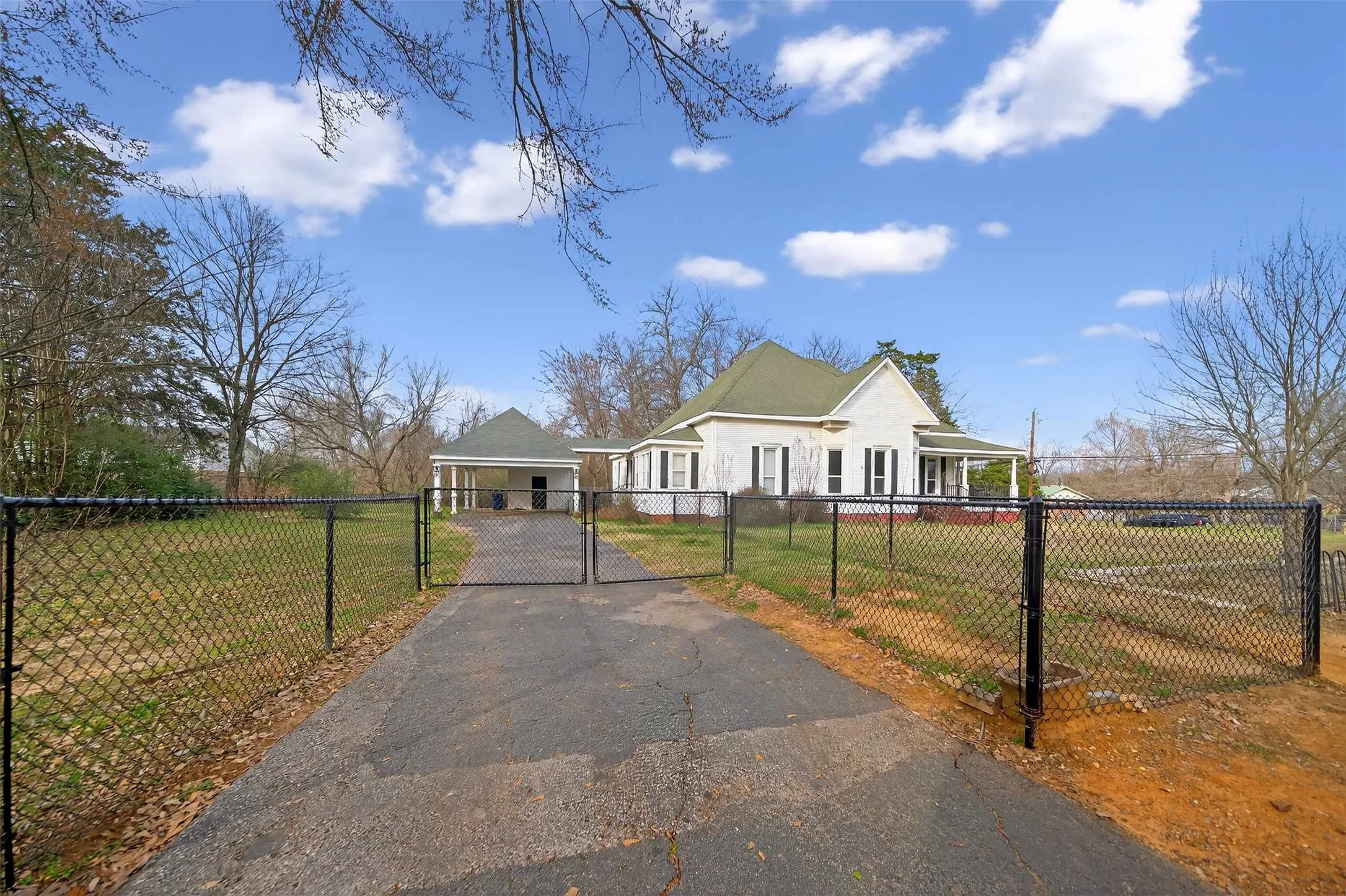 Single Family Residence For Sale in Smith County , 517 S Boyd Street, Lindale, Texas 75771, 2 Bedroom, 3 Bathroom, Garage spaces, 2,200 Sqft, built in 1910, Price $277,000, mls#21300167, Real Estate Agent in Lindale, Homes For Sale in Smith county, Homes For Sale in Lindale, Realtor in Lindale Texas, Real Estate Brokerage Independent Realty Texas, Luminita Cordes Realtor