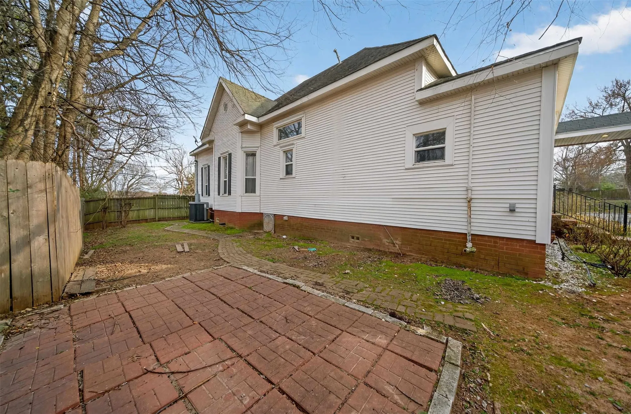 Single Family Residence For Sale in Smith County , 517 S Boyd Street, Lindale, Texas 75771, 2 Bedroom, 3 Bathroom, Garage spaces, 2,200 Sqft, built in 1910, Price $277,000, mls#21300167, Real Estate Agent in Lindale, Homes For Sale in Smith county, Homes For Sale in Lindale, Realtor in Lindale Texas, Real Estate Brokerage Independent Realty Texas, Luminita Cordes Realtor