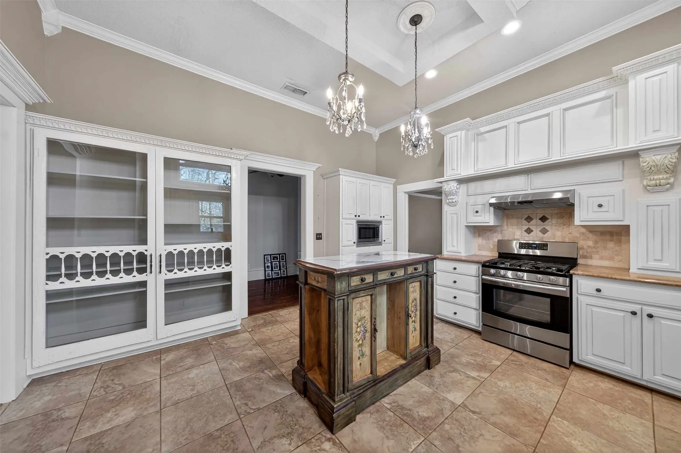 Single Family Residence For Sale in Smith County , 517 S Boyd Street, Lindale, Texas 75771, 2 Bedroom, 3 Bathroom, Garage spaces, 2,200 Sqft, built in 1910, Price $277,000, mls#21300167, Real Estate Agent in Lindale, Homes For Sale in Smith county, Homes For Sale in Lindale, Realtor in Lindale Texas, Real Estate Brokerage Independent Realty Texas, Luminita Cordes Realtor