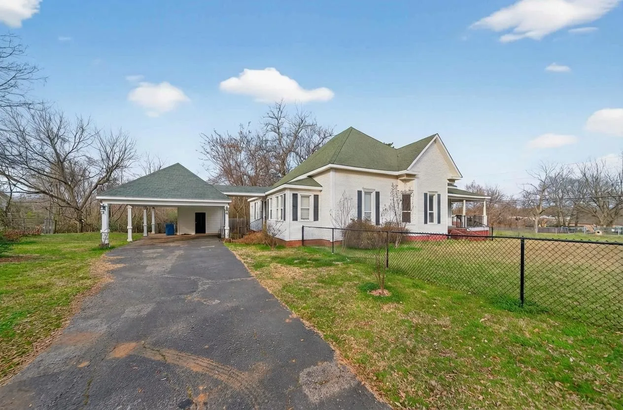 Single Family Residence For Sale in Smith County , 517 S Boyd Street, Lindale, Texas 75771, 2 Bedroom, 3 Bathroom, Garage spaces, 2,200 Sqft, built in 1910, Price $277,000, mls#21300167, Real Estate Agent in Lindale, Homes For Sale in Smith county, Homes For Sale in Lindale, Realtor in Lindale Texas, Real Estate Brokerage Independent Realty Texas, Luminita Cordes Realtor