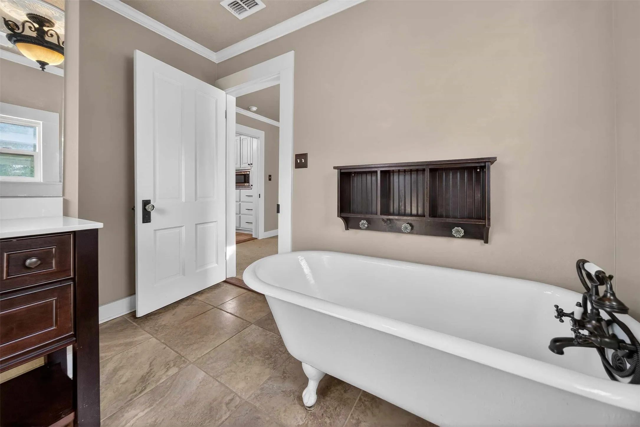 Single Family Residence For Sale in Smith County , 517 S Boyd Street, Lindale, Texas 75771, 2 Bedroom, 3 Bathroom, Garage spaces, 2,200 Sqft, built in 1910, Price $277,000, mls#21300167, Real Estate Agent in Lindale, Homes For Sale in Smith county, Homes For Sale in Lindale, Realtor in Lindale Texas, Real Estate Brokerage Independent Realty Texas, Luminita Cordes Realtor