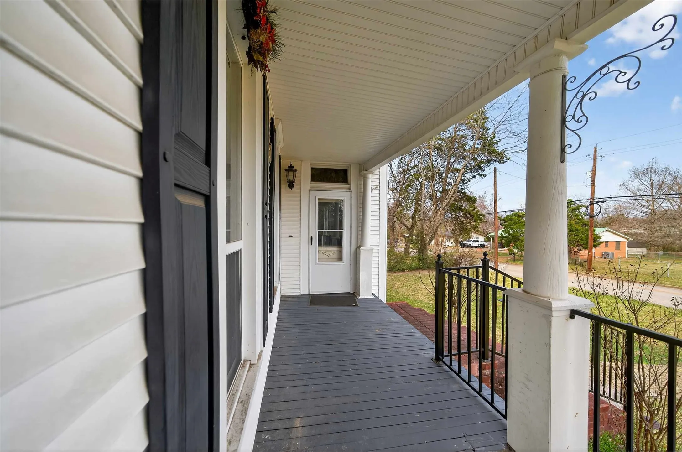 Single Family Residence For Sale in Smith County , 517 S Boyd Street, Lindale, Texas 75771, 2 Bedroom, 3 Bathroom, Garage spaces, 2,200 Sqft, built in 1910, Price $277,000, mls#21300167, Real Estate Agent in Lindale, Homes For Sale in Smith county, Homes For Sale in Lindale, Realtor in Lindale Texas, Real Estate Brokerage Independent Realty Texas, Luminita Cordes Realtor