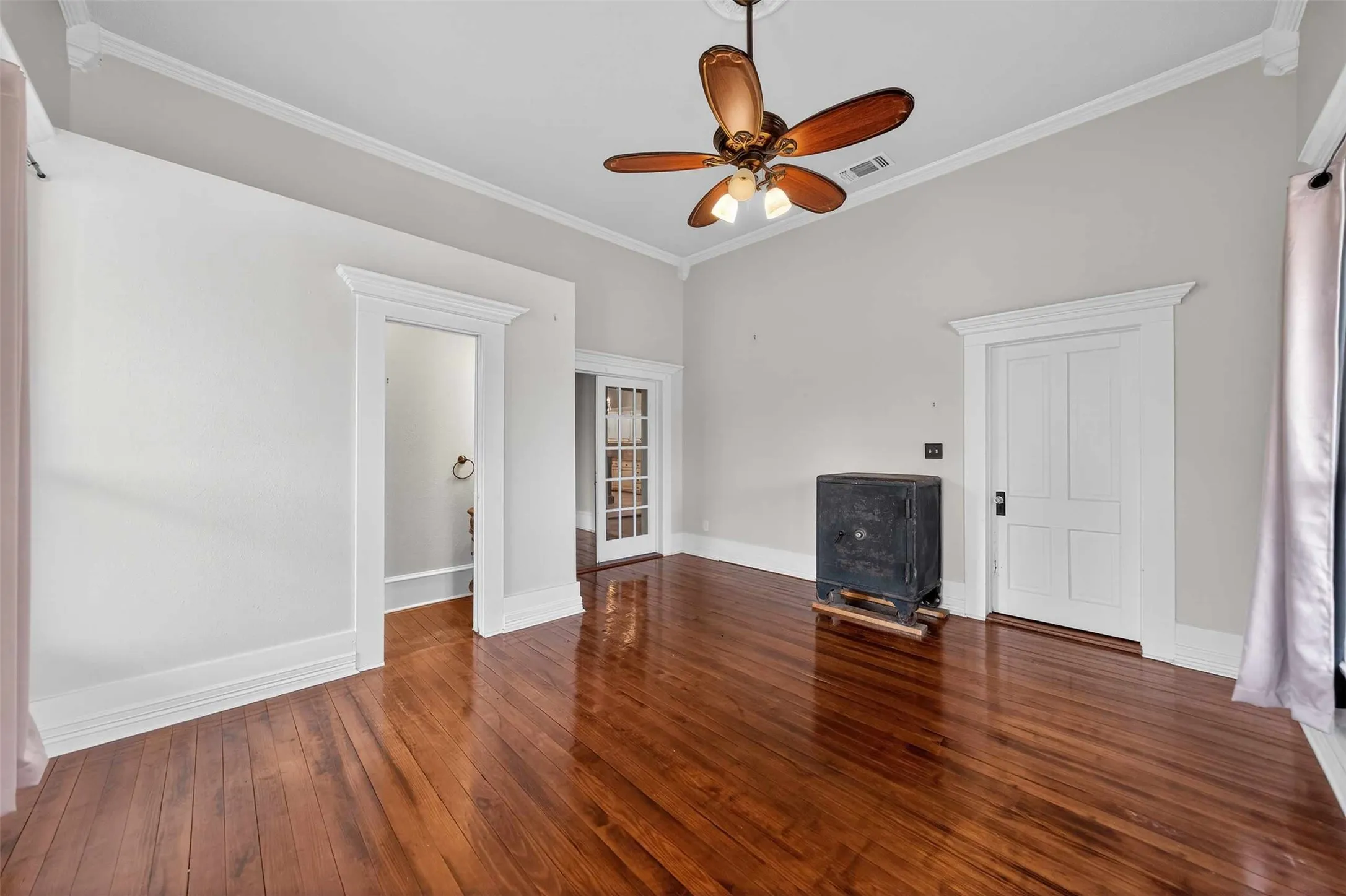 Single Family Residence For Sale in Smith County , 517 S Boyd Street, Lindale, Texas 75771, 2 Bedroom, 3 Bathroom, Garage spaces, 2,200 Sqft, built in 1910, Price $277,000, mls#21300167, Real Estate Agent in Lindale, Homes For Sale in Smith county, Homes For Sale in Lindale, Realtor in Lindale Texas, Real Estate Brokerage Independent Realty Texas, Luminita Cordes Realtor