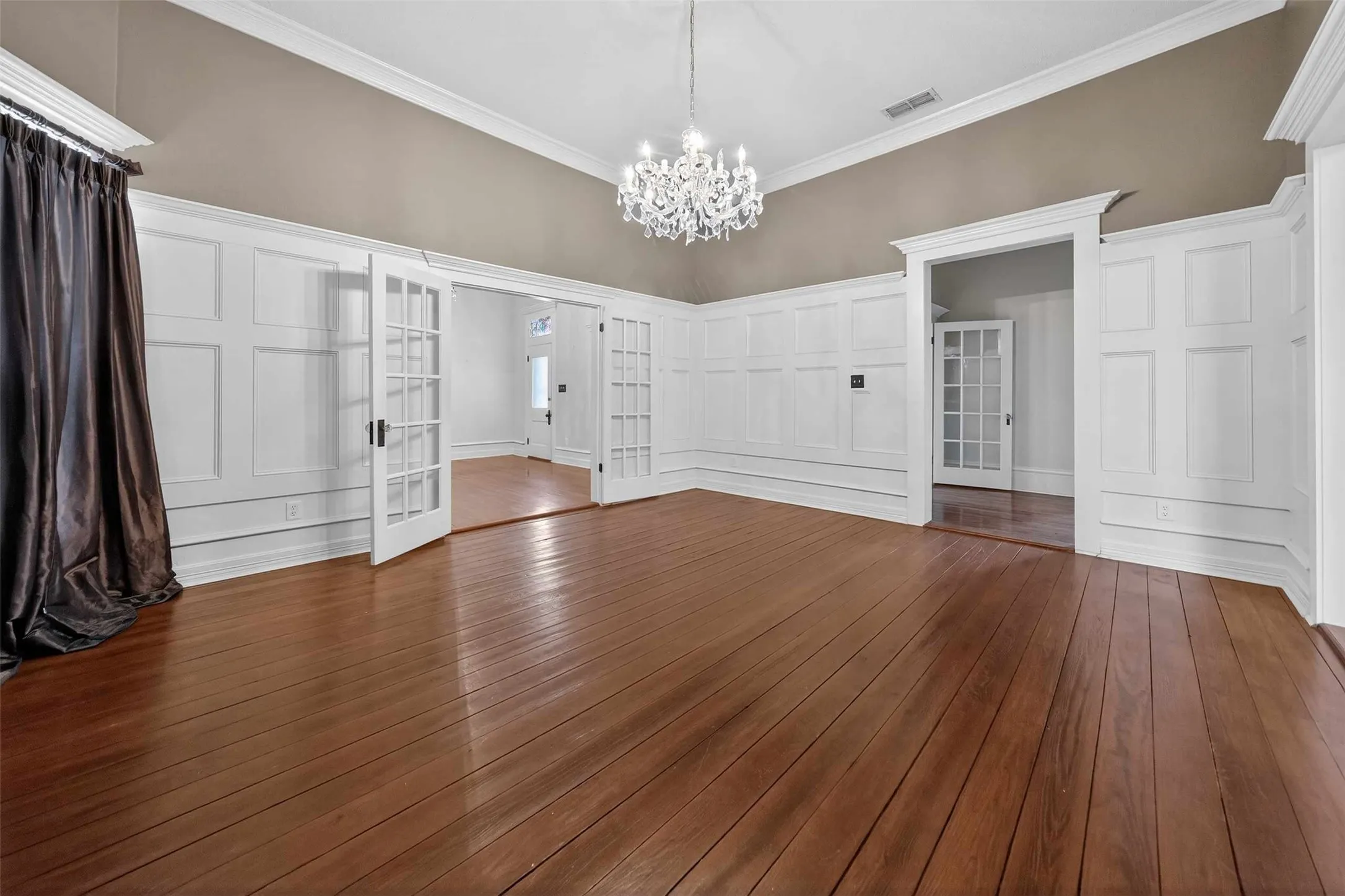 Single Family Residence For Sale in Smith County , 517 S Boyd Street, Lindale, Texas 75771, 2 Bedroom, 3 Bathroom, Garage spaces, 2,200 Sqft, built in 1910, Price $277,000, mls#21300167, Real Estate Agent in Lindale, Homes For Sale in Smith county, Homes For Sale in Lindale, Realtor in Lindale Texas, Real Estate Brokerage Independent Realty Texas, Luminita Cordes Realtor