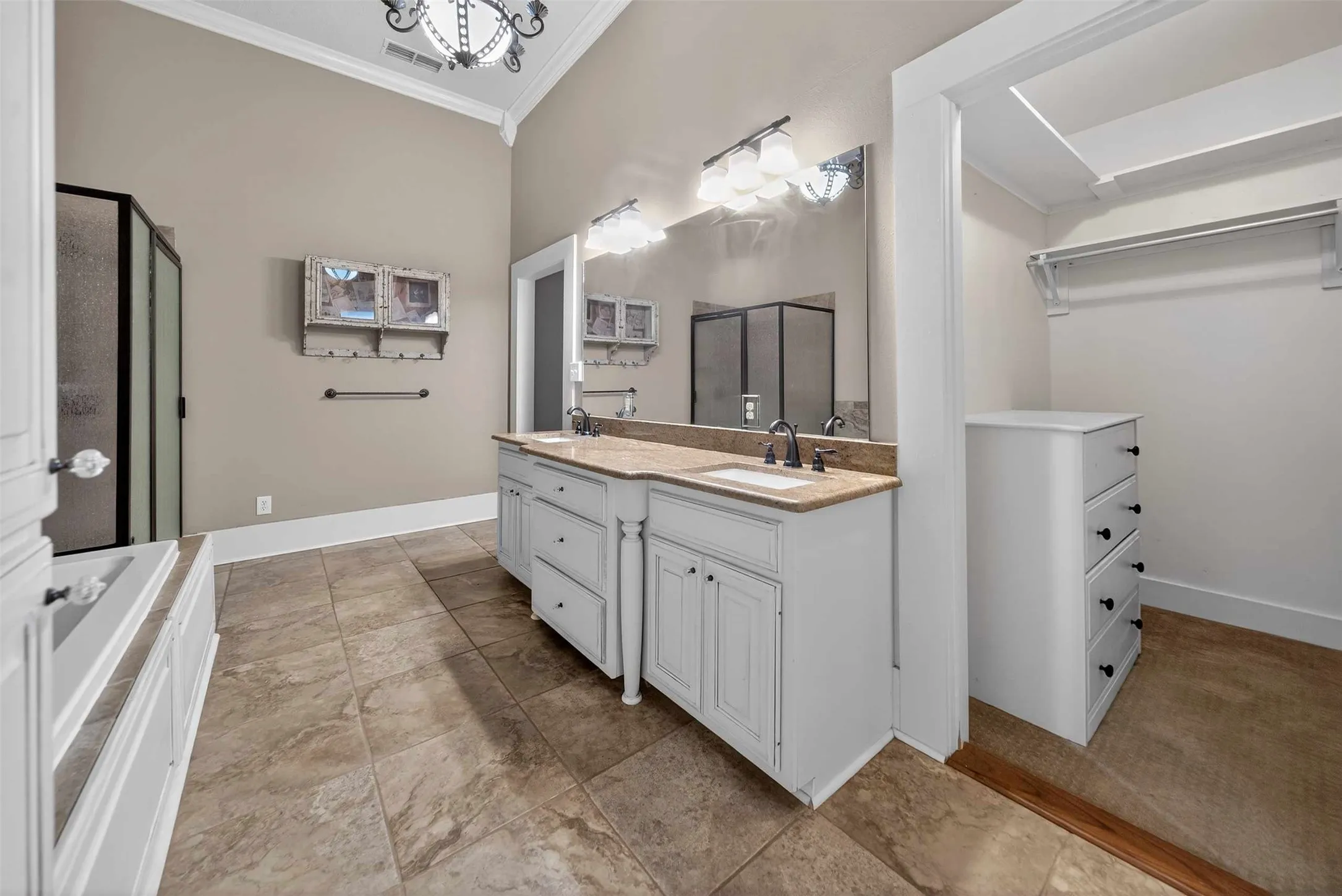 Single Family Residence For Sale in Smith County , 517 S Boyd Street, Lindale, Texas 75771, 2 Bedroom, 3 Bathroom, Garage spaces, 2,200 Sqft, built in 1910, Price $277,000, mls#21300167, Real Estate Agent in Lindale, Homes For Sale in Smith county, Homes For Sale in Lindale, Realtor in Lindale Texas, Real Estate Brokerage Independent Realty Texas, Luminita Cordes Realtor