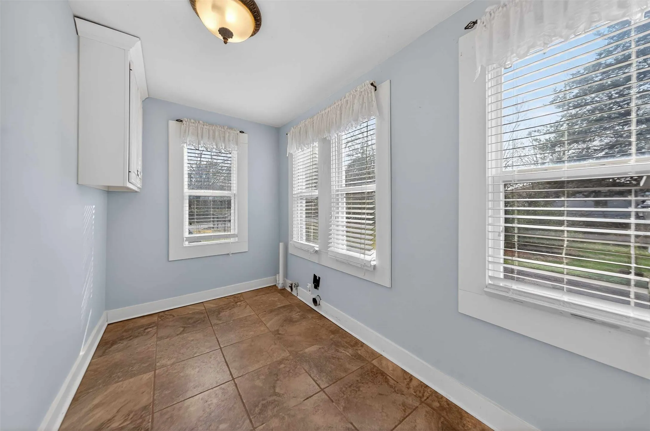 Single Family Residence For Sale in Smith County , 517 S Boyd Street, Lindale, Texas 75771, 2 Bedroom, 3 Bathroom, Garage spaces, 2,200 Sqft, built in 1910, Price $277,000, mls#21300167, Real Estate Agent in Lindale, Homes For Sale in Smith county, Homes For Sale in Lindale, Realtor in Lindale Texas, Real Estate Brokerage Independent Realty Texas, Luminita Cordes Realtor