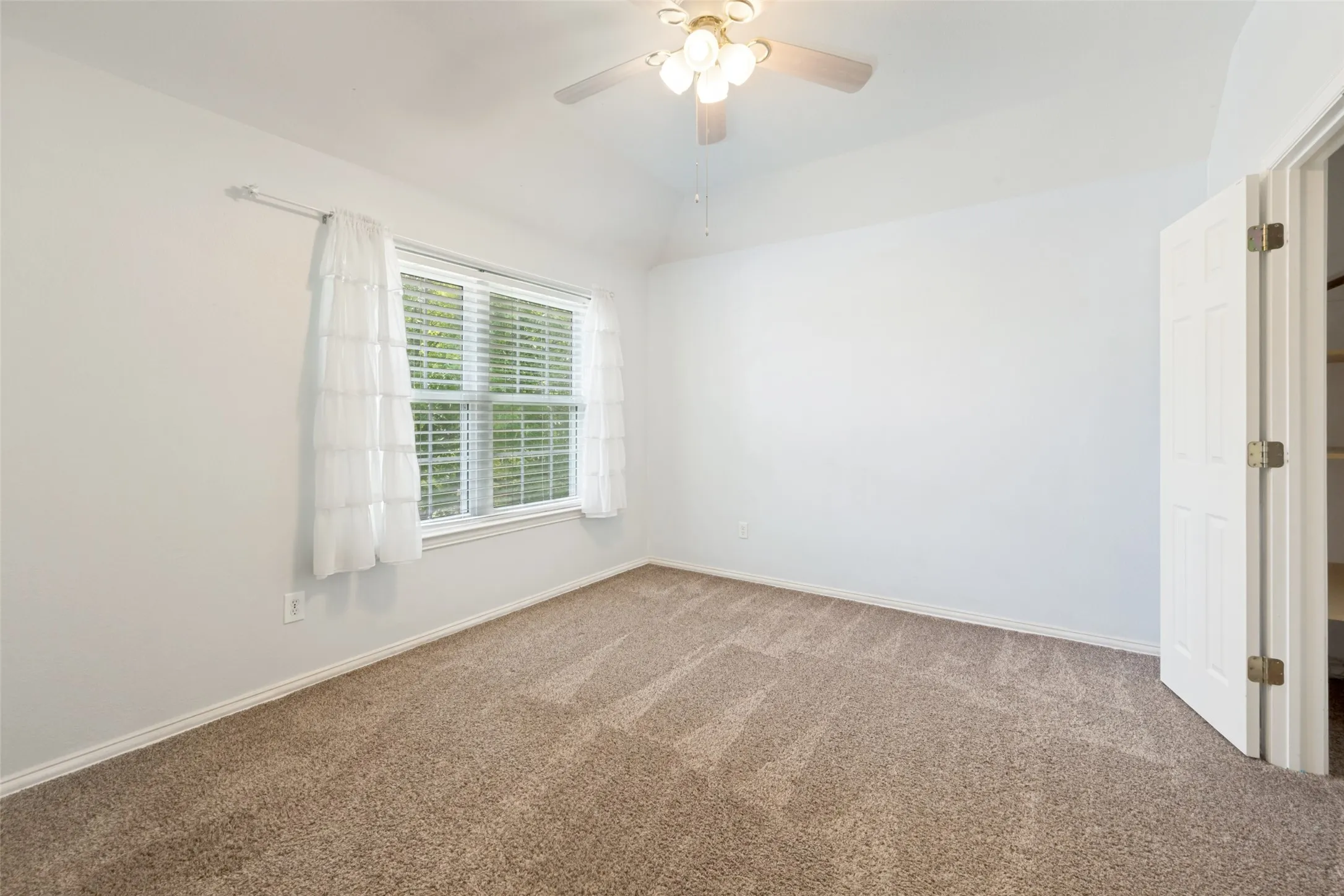 Single Family Residence For Sale in Tarrant County , 411 Rock Meadow Trail, Mansfield, Texas 76063, 4 Bedroom, 3 Bathroom, 2 Garage spaces, 3,298 Sqft, built in 2003, mls#21295693, Real Estate Agent in Mansfield, Homes For Sale in Tarrant county, Homes For Sale in Mansfield, Realtor in Mansfield Texas, Real Estate Brokerage Independent Realty Texas, Luminita Cordes Realtor