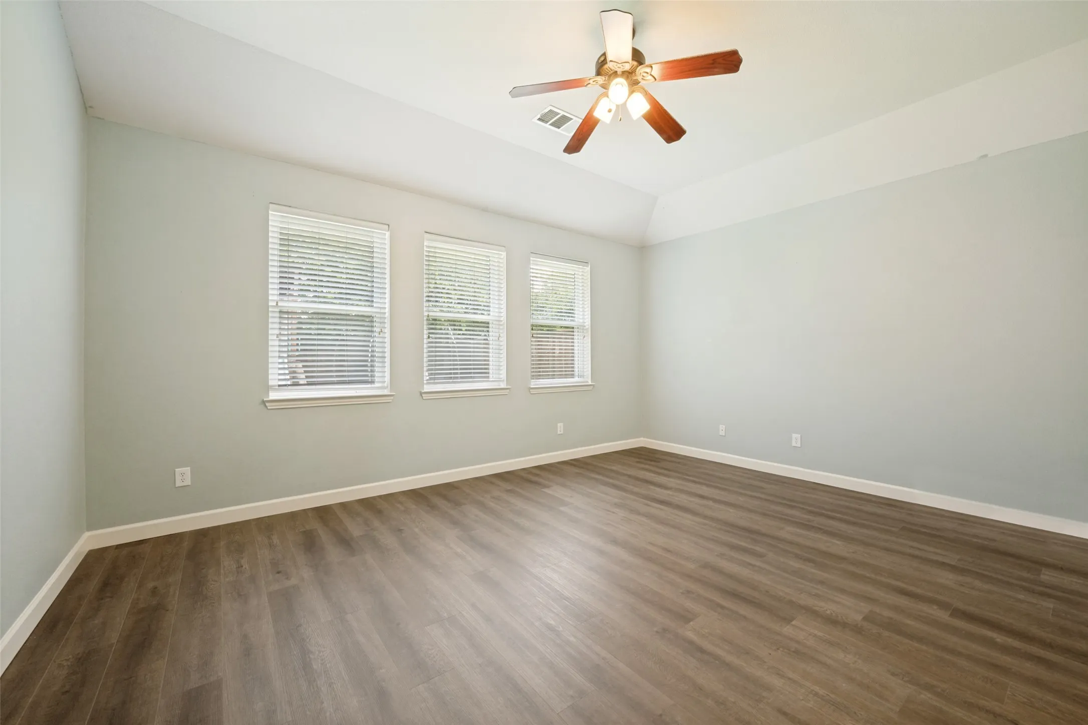 Single Family Residence For Sale in Tarrant County , 411 Rock Meadow Trail, Mansfield, Texas 76063, 4 Bedroom, 3 Bathroom, 2 Garage spaces, 3,298 Sqft, built in 2003, mls#21295693, Real Estate Agent in Mansfield, Homes For Sale in Tarrant county, Homes For Sale in Mansfield, Realtor in Mansfield Texas, Real Estate Brokerage Independent Realty Texas, Luminita Cordes Realtor