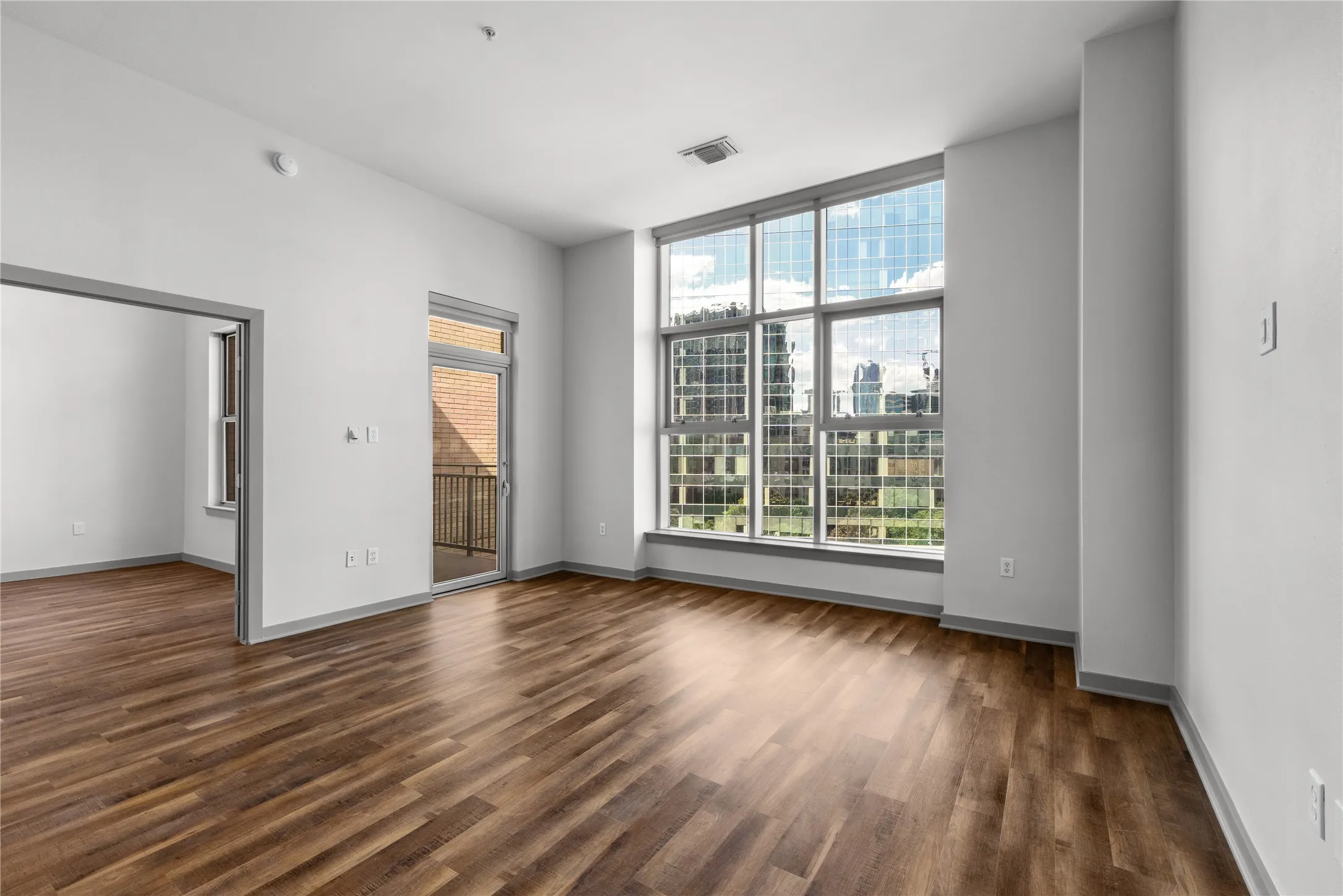 Condominium For Sale in Dallas County , 2323 N Houston Street 714, Dallas, Texas 75219, 2 Bedroom, 2 Bathroom, 2 Garage spaces, 1,206 Sqft, built in 2005, mls#21298388, Real Estate Agent in Dallas, Homes For Sale in Dallas county, Homes For Sale in Dallas, Realtor in Dallas Texas, Real Estate Brokerage Independent Realty Texas, Luminita Cordes Realtor