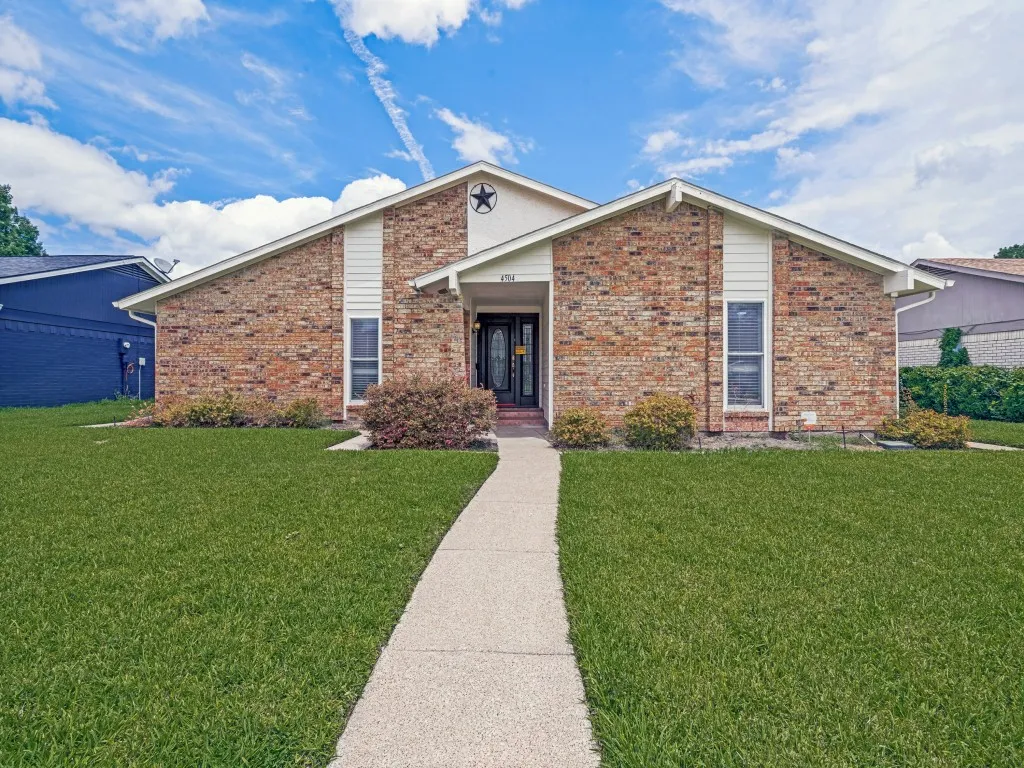 Single Family Residence For Sale in Dallas County , 4504 Palos Verdes Drive, Mesquite, Texas 75150, 4 Bedroom, 2 Bathroom, 2 Garage spaces, 1,897 Sqft, built in 1974, mls#21295216, Real Estate Agent in Mesquite, Homes For Sale in Dallas county, Homes For Sale in Mesquite, Realtor in Mesquite Texas, Real Estate Brokerage Independent Realty Texas, Luminita Cordes Realtor