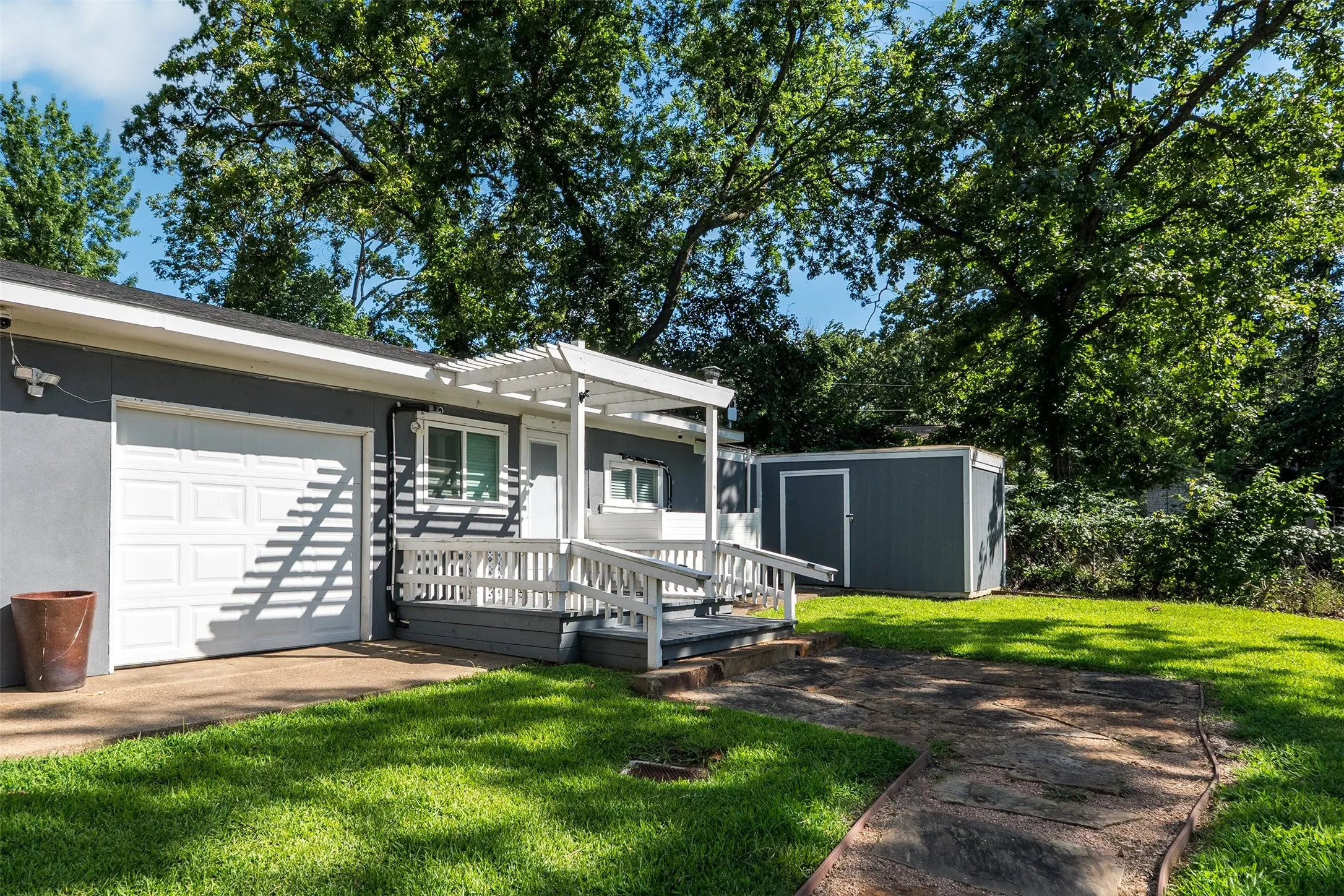 Single Family Residence For Sale in Henderson County , 1616 Mona Court, Tool, Texas 75143, 4 Bedroom, 4 Bathroom, 2 Garage spaces, 3,235 Sqft, built in 1972, mls#21298881, Real Estate Agent in Tool, Homes For Sale in Henderson county, Homes For Sale in Tool, Realtor in Tool Texas, Real Estate Brokerage Independent Realty Texas, Luminita Cordes Realtor