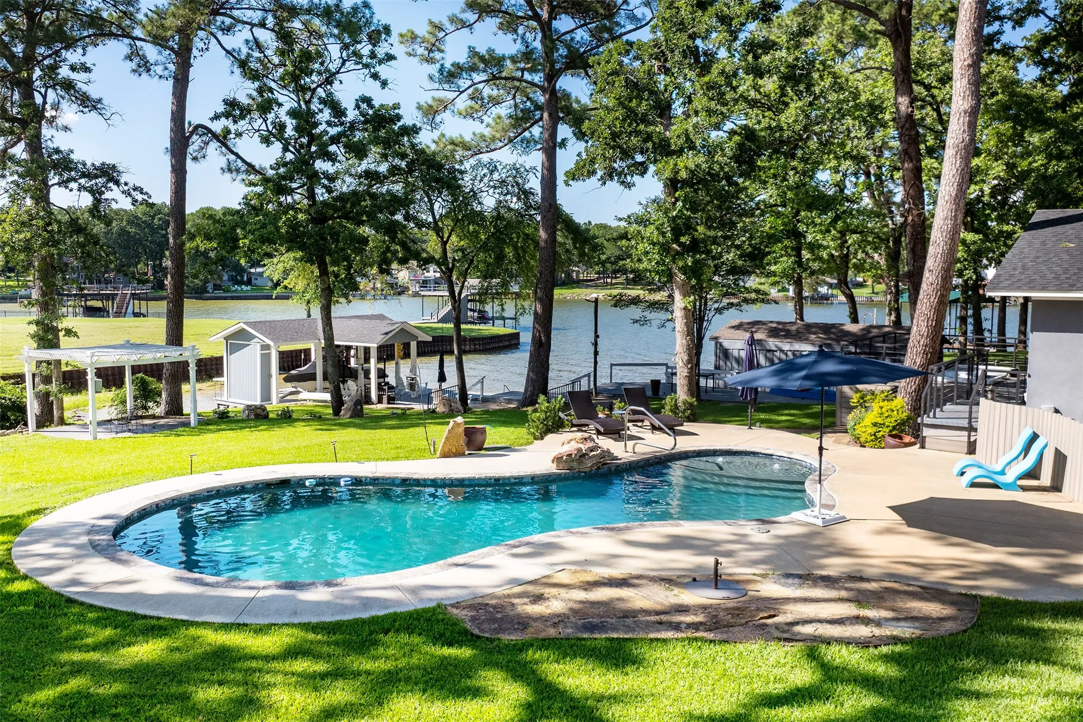 Single Family Residence For Sale in Henderson County , 1616 Mona Court, Tool, Texas 75143, 4 Bedroom, 4 Bathroom, 2 Garage spaces, 3,235 Sqft, built in 1972, mls#21298881, Real Estate Agent in Tool, Homes For Sale in Henderson county, Homes For Sale in Tool, Realtor in Tool Texas, Real Estate Brokerage Independent Realty Texas, Luminita Cordes Realtor
