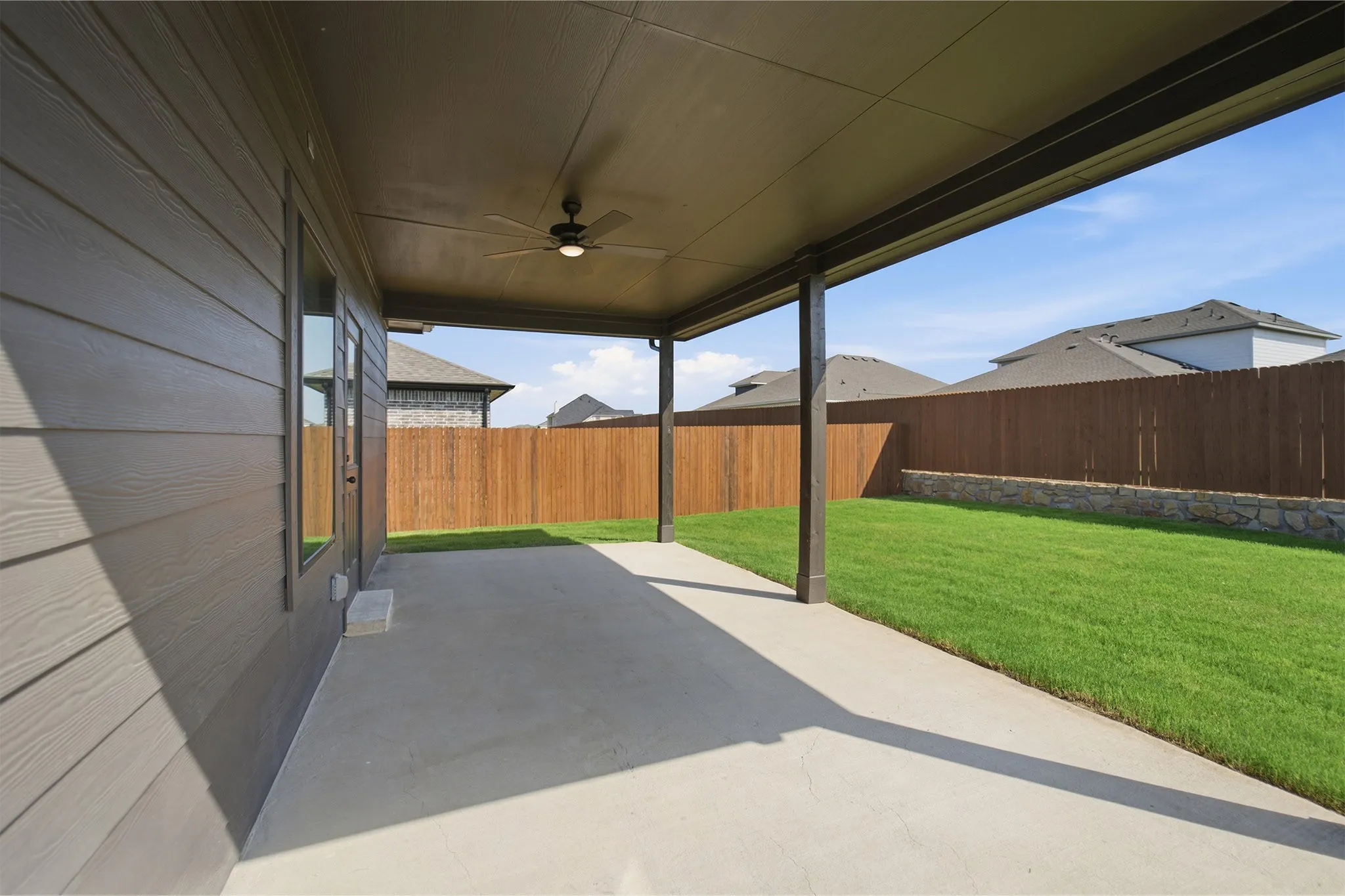 Covered patio with concrete flooring