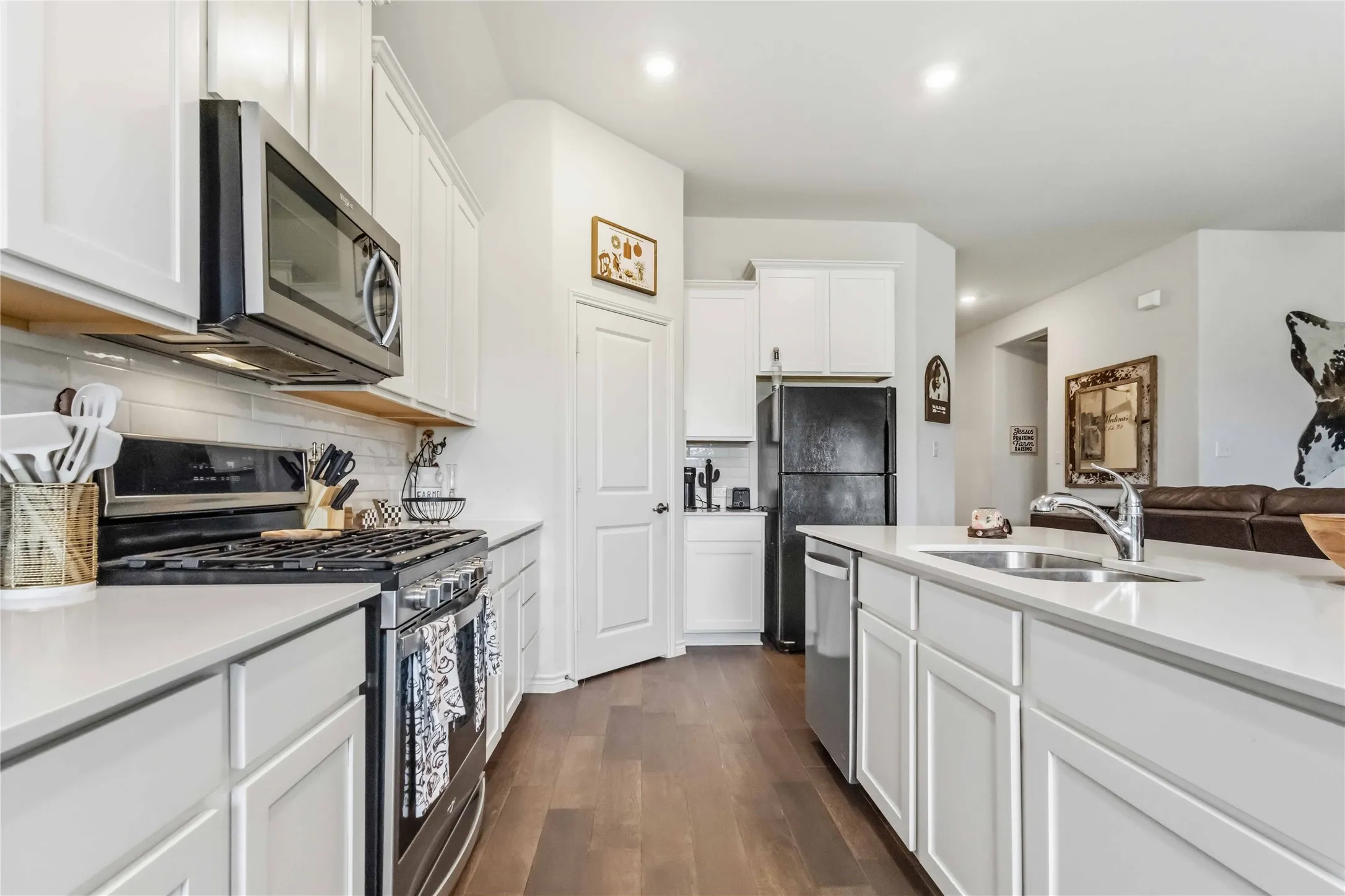 Single Family Residence For Sale in Denton County , 11005 Mustang Trail, Aubrey, Texas 76227, 4 Bedroom, 2 Bathroom, 2 Garage spaces, 1,850 Sqft, built in 2022, mls#21295461, Real Estate Agent in Aubrey, Homes For Sale in Denton county, Homes For Sale in Aubrey, Realtor in Aubrey Texas, Real Estate Brokerage Independent Realty Texas, Luminita Cordes Realtor