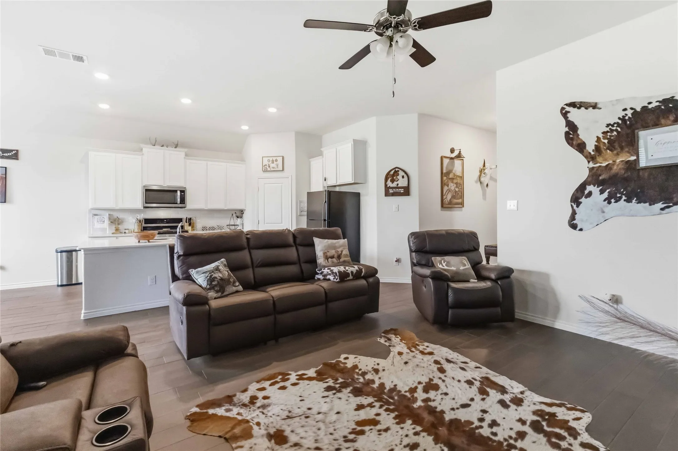 Single Family Residence For Sale in Denton County , 11005 Mustang Trail, Aubrey, Texas 76227, 4 Bedroom, 2 Bathroom, 2 Garage spaces, 1,850 Sqft, built in 2022, mls#21295461, Real Estate Agent in Aubrey, Homes For Sale in Denton county, Homes For Sale in Aubrey, Realtor in Aubrey Texas, Real Estate Brokerage Independent Realty Texas, Luminita Cordes Realtor