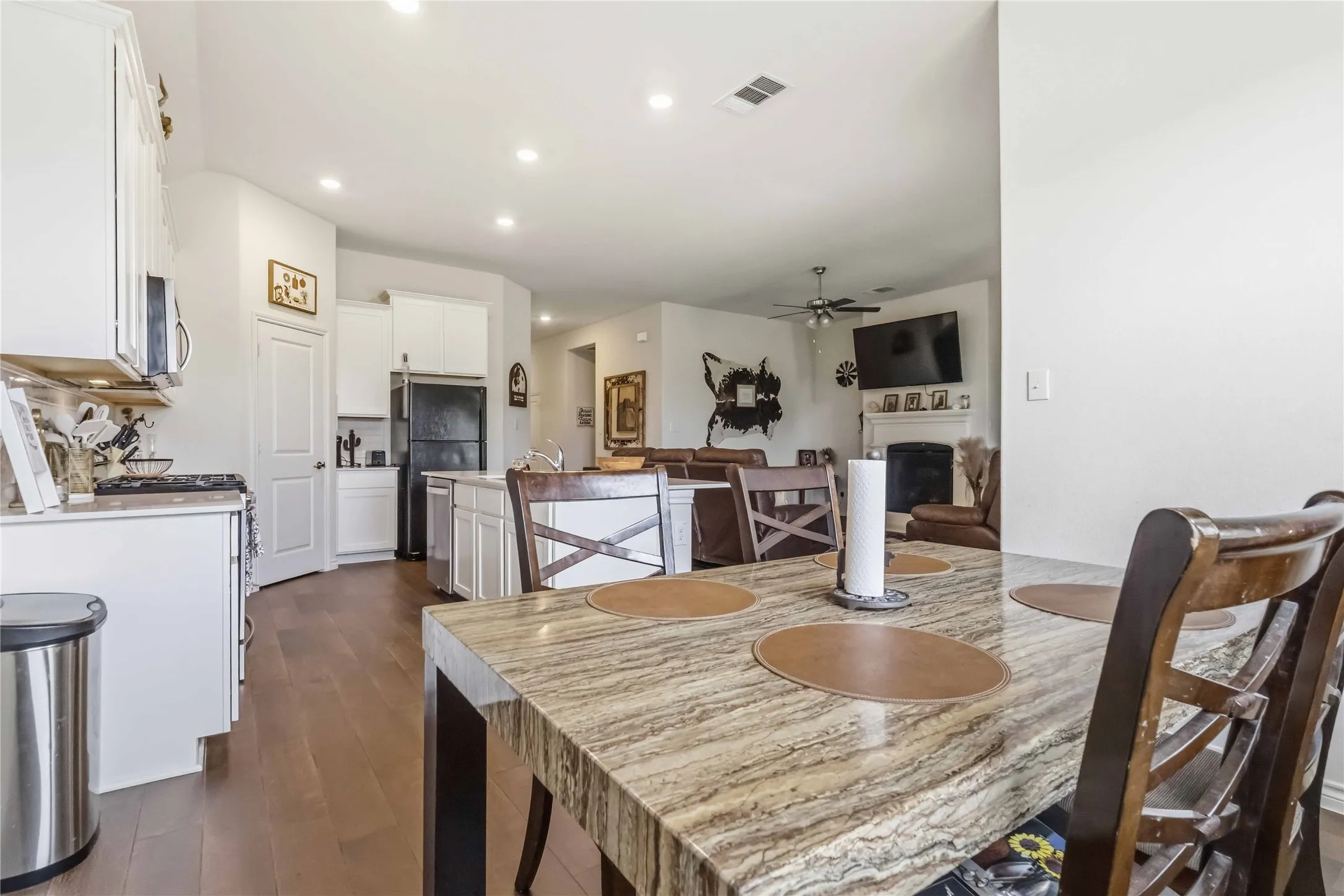 Single Family Residence For Sale in Denton County , 11005 Mustang Trail, Aubrey, Texas 76227, 4 Bedroom, 2 Bathroom, 2 Garage spaces, 1,850 Sqft, built in 2022, mls#21295461, Real Estate Agent in Aubrey, Homes For Sale in Denton county, Homes For Sale in Aubrey, Realtor in Aubrey Texas, Real Estate Brokerage Independent Realty Texas, Luminita Cordes Realtor