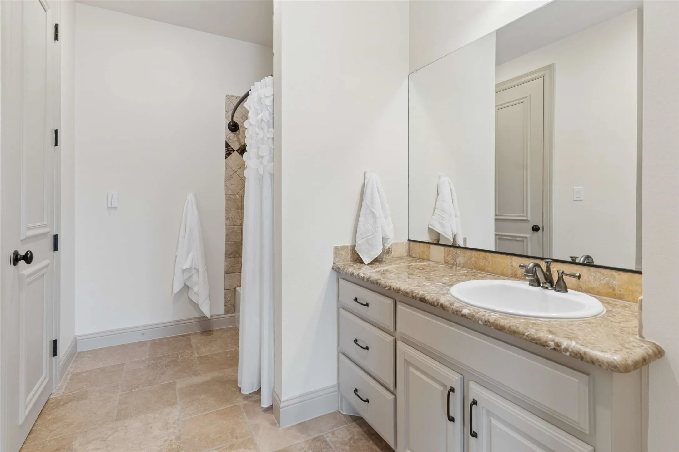 Single Family Residence For Sale in Collin County , 4598 Lake Breeze Drive, Mc Kinney, Texas 75071, 5 Bedroom, 5 Bathroom, 4 Garage spaces, 5,139 Sqft, built in 2007, mls#21298710, Real Estate Agent in Mc Kinney, Homes For Sale in Collin county, Homes For Sale in Mc Kinney, Realtor in Mc Kinney Texas, Real Estate Brokerage Independent Realty Texas, Luminita Cordes Realtor