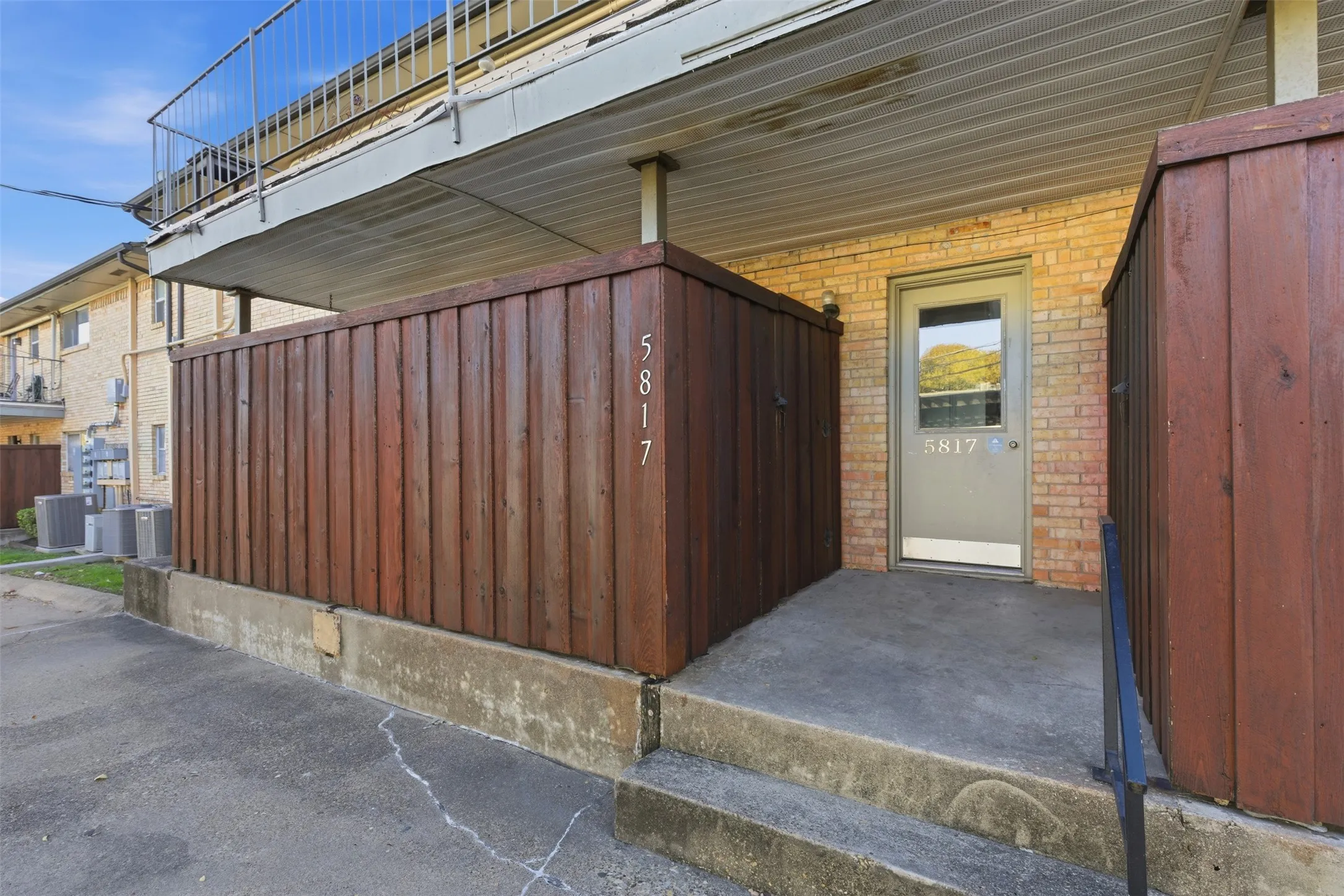Condominium For Rent in Dallas County , 5817 Sandhurst Lane B, Dallas, Texas 75206, 2 Bedroom, 2 Bathroom, Garage spaces, 1,157 Sqft, built in 1967, mls#21300231, Real Estate Agent in Dallas, Homes For Rent in Dallas county, Homes For Rent in Dallas, Realtor in Dallas Texas, Real Estate Brokerage Independent Realty Texas, Luminita Cordes Realtor