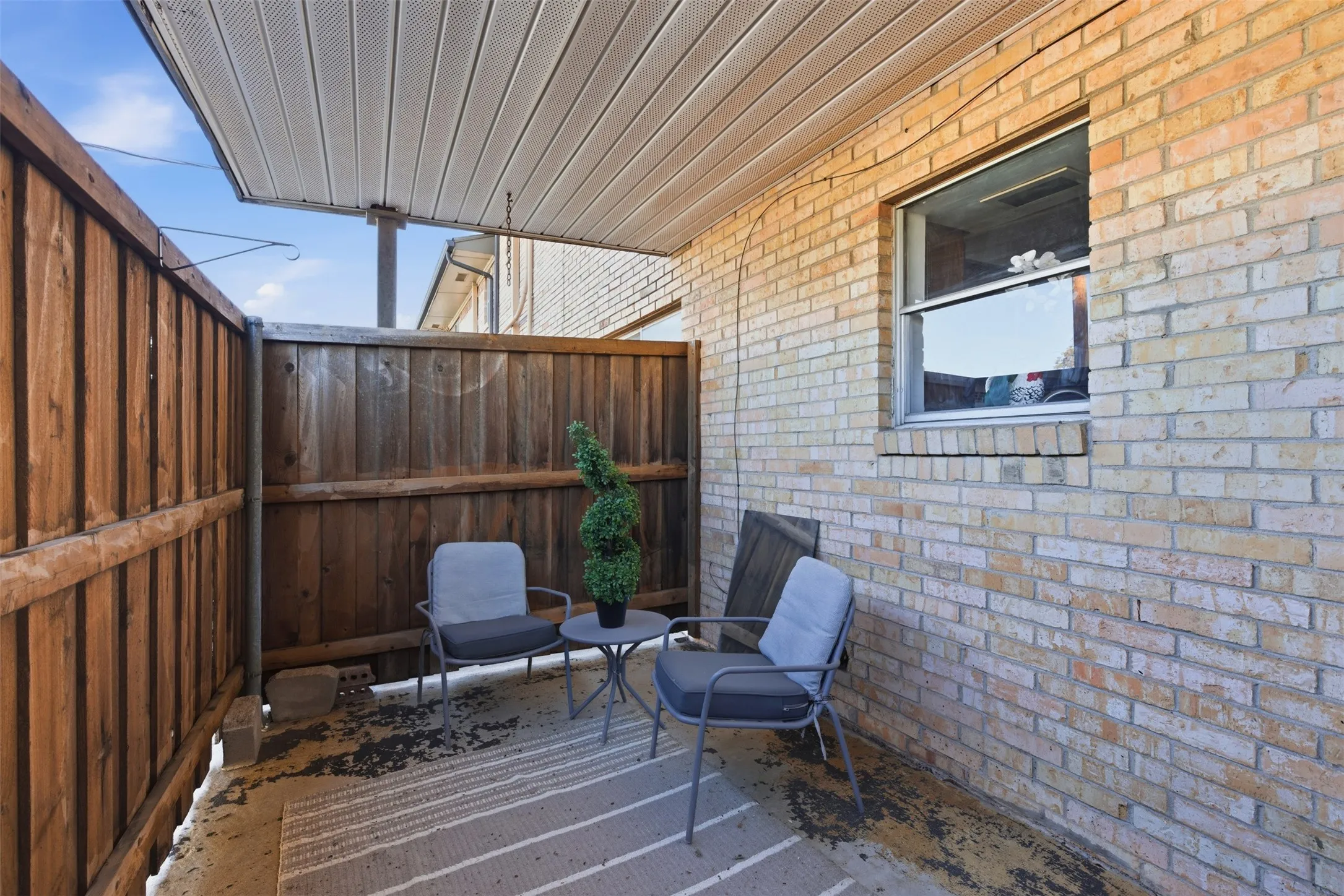 Condominium For Rent in Dallas County , 5817 Sandhurst Lane B, Dallas, Texas 75206, 2 Bedroom, 2 Bathroom, Garage spaces, 1,157 Sqft, built in 1967, mls#21300231, Real Estate Agent in Dallas, Homes For Rent in Dallas county, Homes For Rent in Dallas, Realtor in Dallas Texas, Real Estate Brokerage Independent Realty Texas, Luminita Cordes Realtor