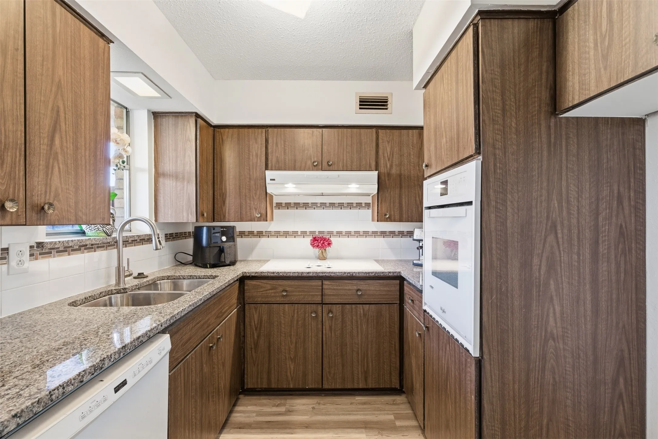 Condominium For Rent in Dallas County , 5817 Sandhurst Lane B, Dallas, Texas 75206, 2 Bedroom, 2 Bathroom, Garage spaces, 1,157 Sqft, built in 1967, mls#21300231, Real Estate Agent in Dallas, Homes For Rent in Dallas county, Homes For Rent in Dallas, Realtor in Dallas Texas, Real Estate Brokerage Independent Realty Texas, Luminita Cordes Realtor