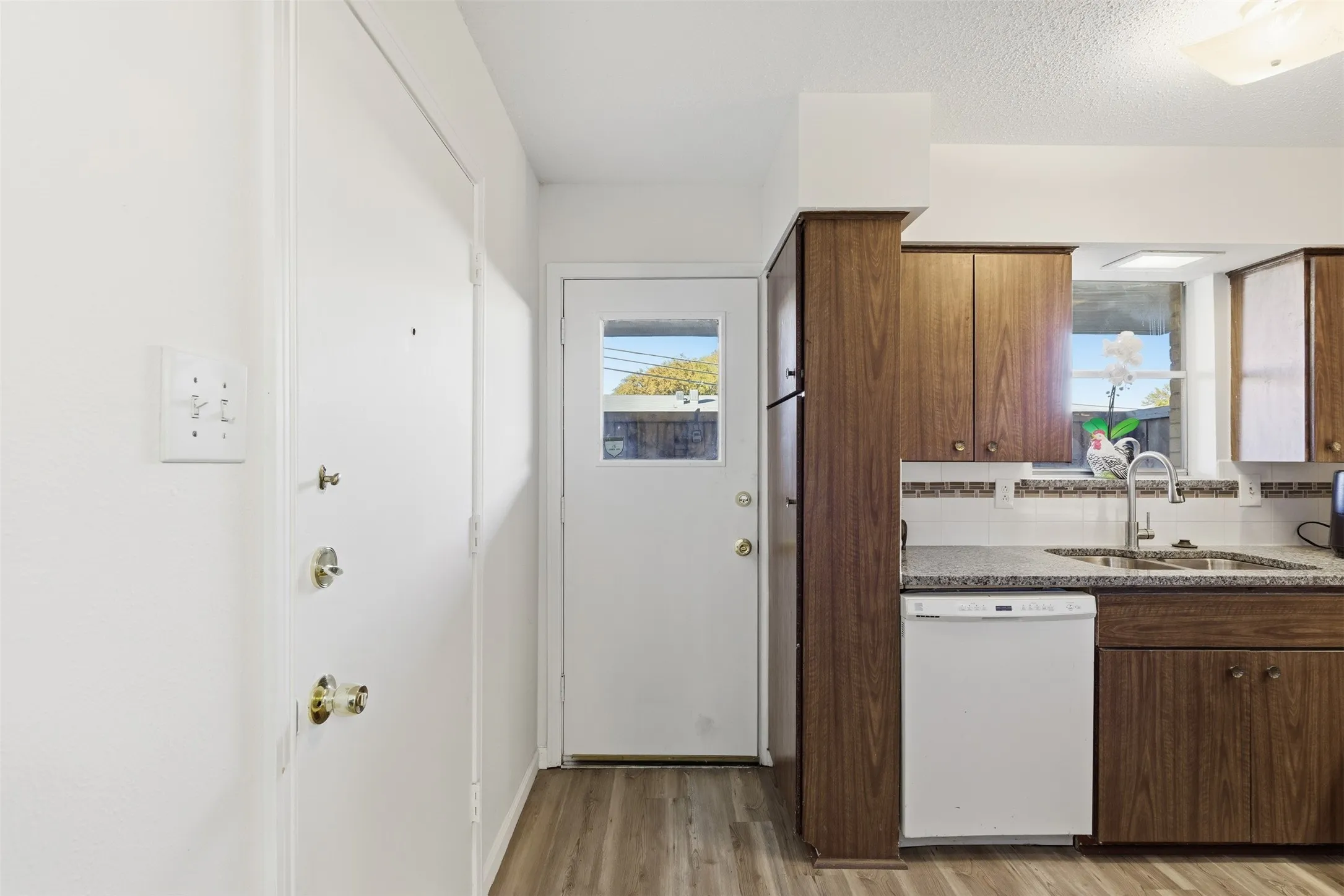 Condominium For Rent in Dallas County , 5817 Sandhurst Lane B, Dallas, Texas 75206, 2 Bedroom, 2 Bathroom, Garage spaces, 1,157 Sqft, built in 1967, mls#21300231, Real Estate Agent in Dallas, Homes For Rent in Dallas county, Homes For Rent in Dallas, Realtor in Dallas Texas, Real Estate Brokerage Independent Realty Texas, Luminita Cordes Realtor