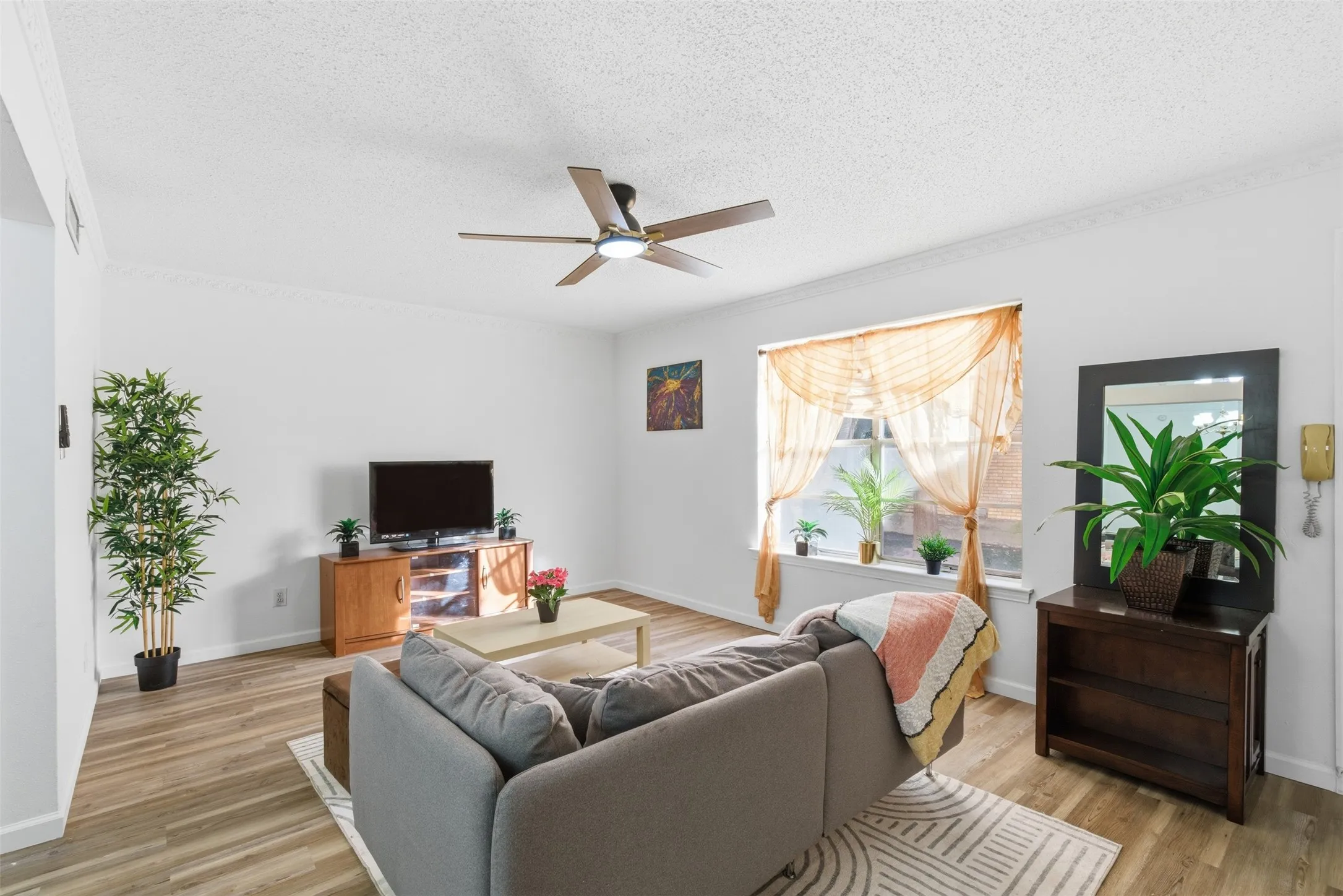 Condominium For Rent in Dallas County , 5817 Sandhurst Lane B, Dallas, Texas 75206, 2 Bedroom, 2 Bathroom, Garage spaces, 1,157 Sqft, built in 1967, mls#21300231, Real Estate Agent in Dallas, Homes For Rent in Dallas county, Homes For Rent in Dallas, Realtor in Dallas Texas, Real Estate Brokerage Independent Realty Texas, Luminita Cordes Realtor