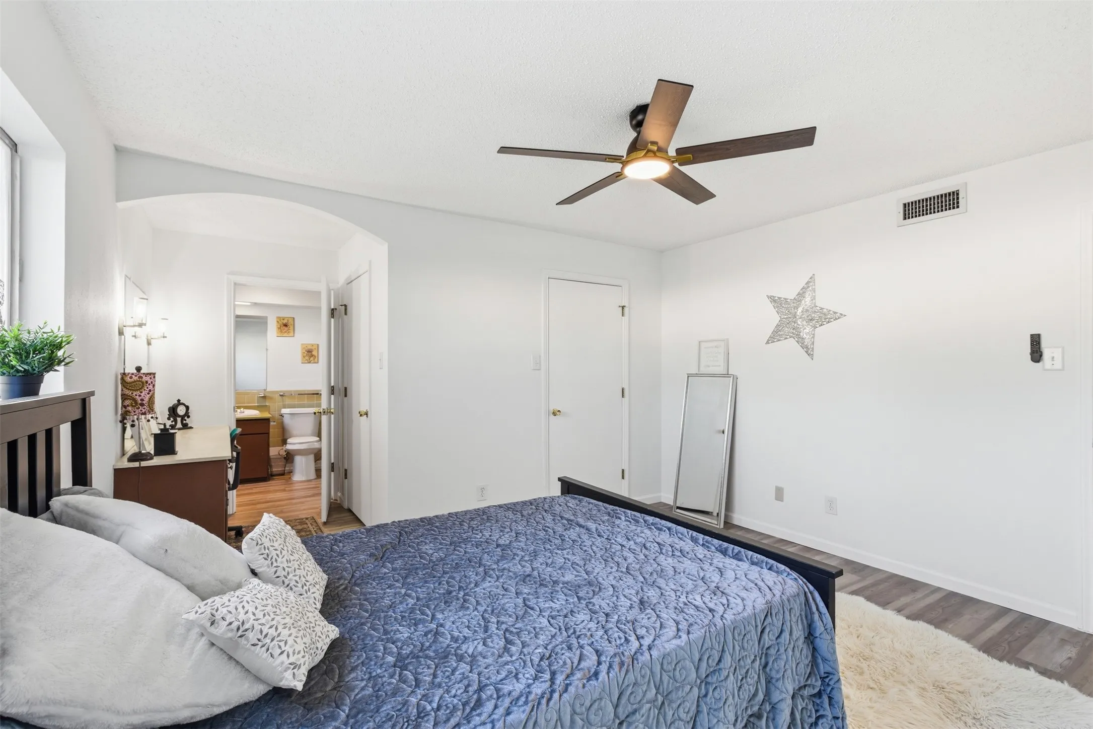 Condominium For Rent in Dallas County , 5817 Sandhurst Lane B, Dallas, Texas 75206, 2 Bedroom, 2 Bathroom, Garage spaces, 1,157 Sqft, built in 1967, mls#21300231, Real Estate Agent in Dallas, Homes For Rent in Dallas county, Homes For Rent in Dallas, Realtor in Dallas Texas, Real Estate Brokerage Independent Realty Texas, Luminita Cordes Realtor