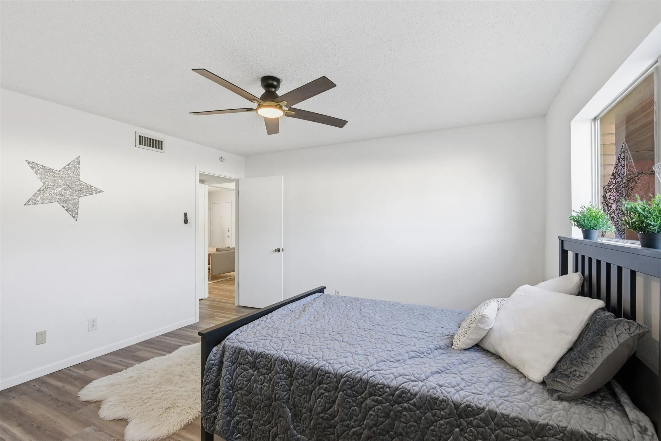 Condominium For Rent in Dallas County , 5817 Sandhurst Lane B, Dallas, Texas 75206, 2 Bedroom, 2 Bathroom, Garage spaces, 1,157 Sqft, built in 1967, mls#21300231, Real Estate Agent in Dallas, Homes For Rent in Dallas county, Homes For Rent in Dallas, Realtor in Dallas Texas, Real Estate Brokerage Independent Realty Texas, Luminita Cordes Realtor