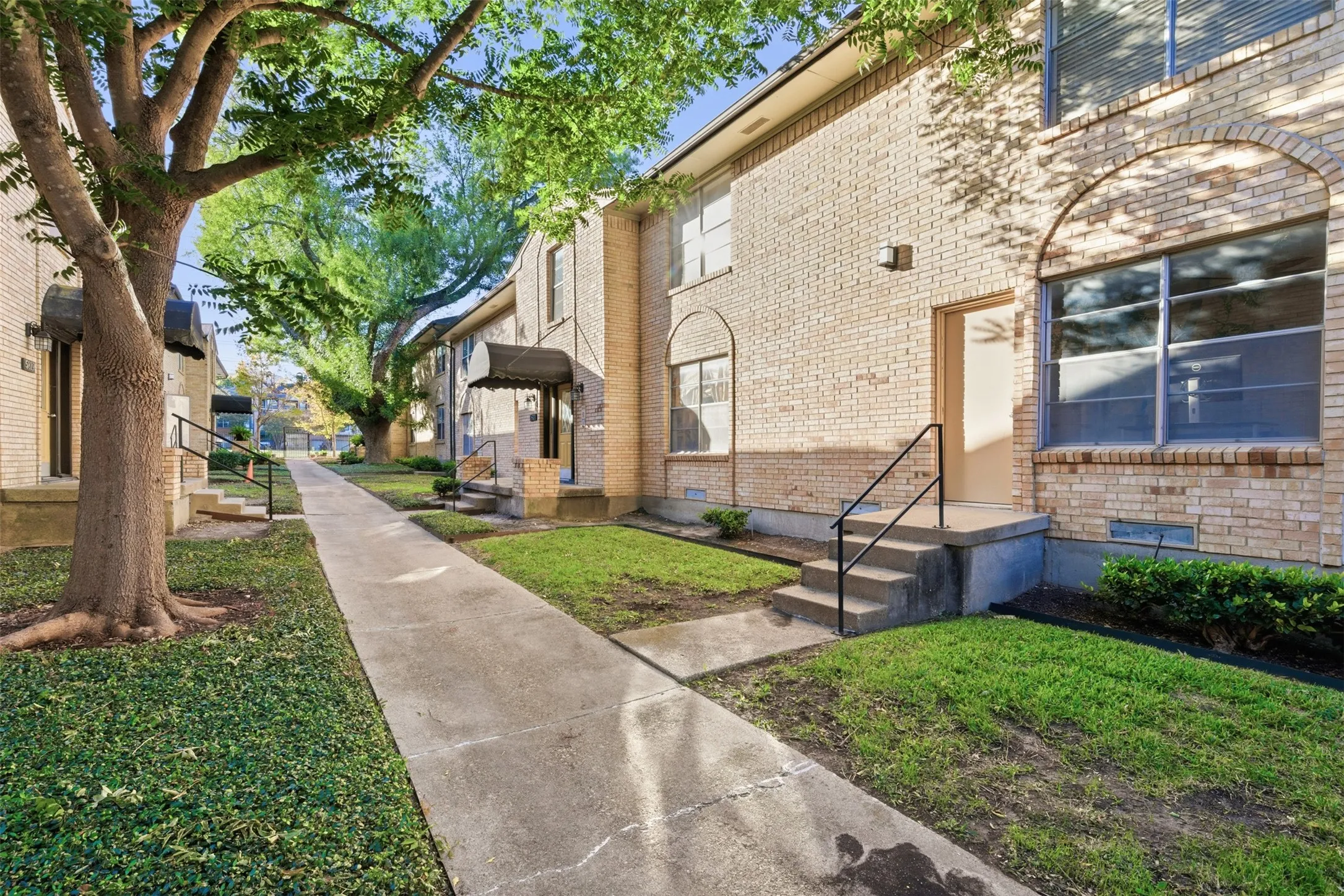 Condominium For Rent in Dallas County , 5817 Sandhurst Lane B, Dallas, Texas 75206, 2 Bedroom, 2 Bathroom, Garage spaces, 1,157 Sqft, built in 1967, mls#21300231, Real Estate Agent in Dallas, Homes For Rent in Dallas county, Homes For Rent in Dallas, Realtor in Dallas Texas, Real Estate Brokerage Independent Realty Texas, Luminita Cordes Realtor