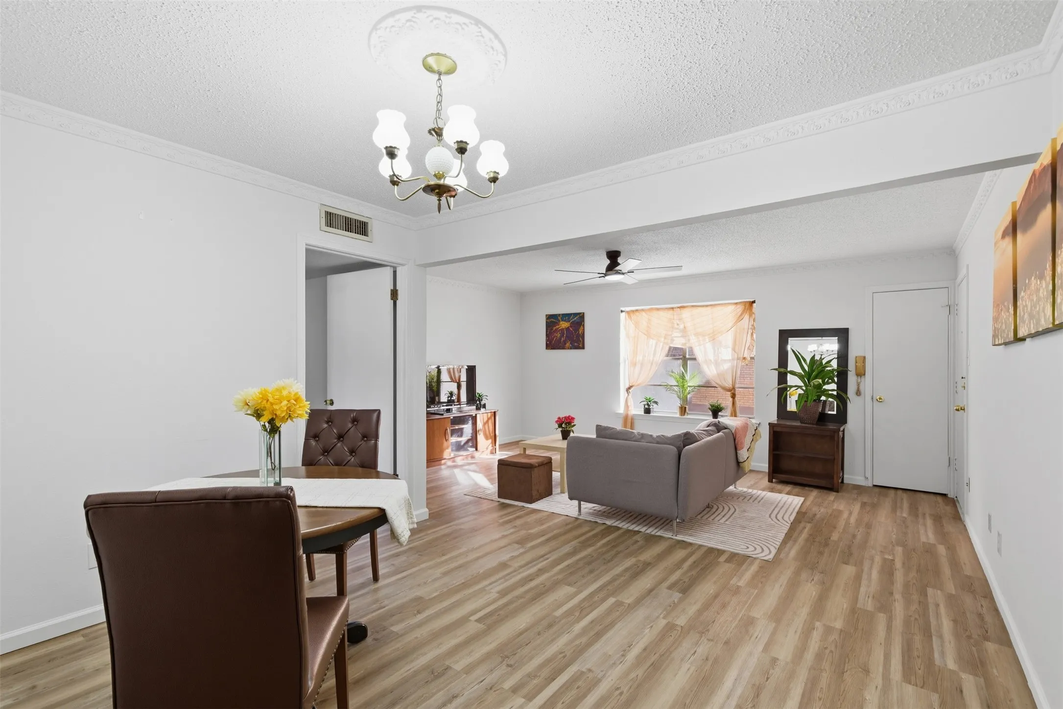 Condominium For Rent in Dallas County , 5817 Sandhurst Lane B, Dallas, Texas 75206, 2 Bedroom, 2 Bathroom, Garage spaces, 1,157 Sqft, built in 1967, mls#21300231, Real Estate Agent in Dallas, Homes For Rent in Dallas county, Homes For Rent in Dallas, Realtor in Dallas Texas, Real Estate Brokerage Independent Realty Texas, Luminita Cordes Realtor